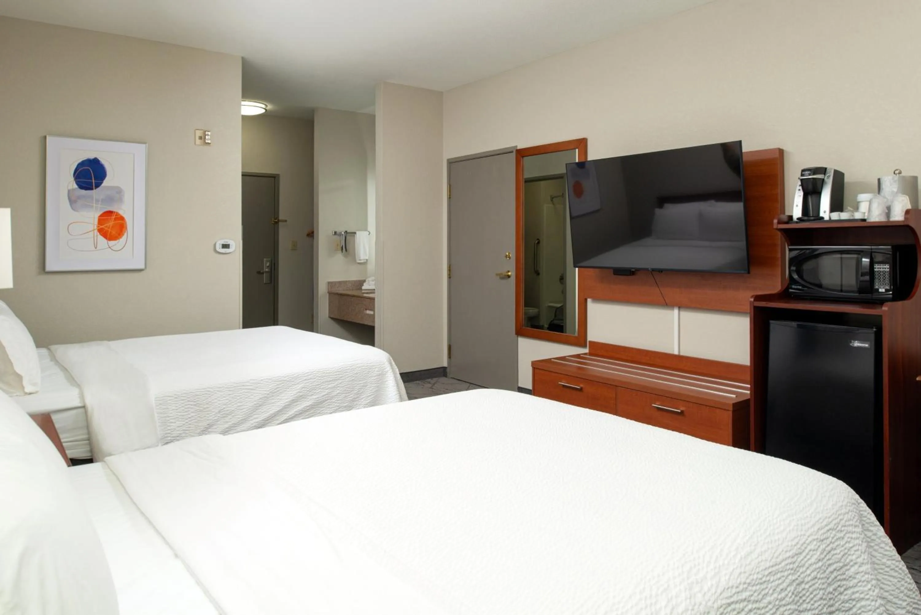 Photo of the whole room, Bed in Holiday Inn Express & Suites Farmington Bloomfield by IHG