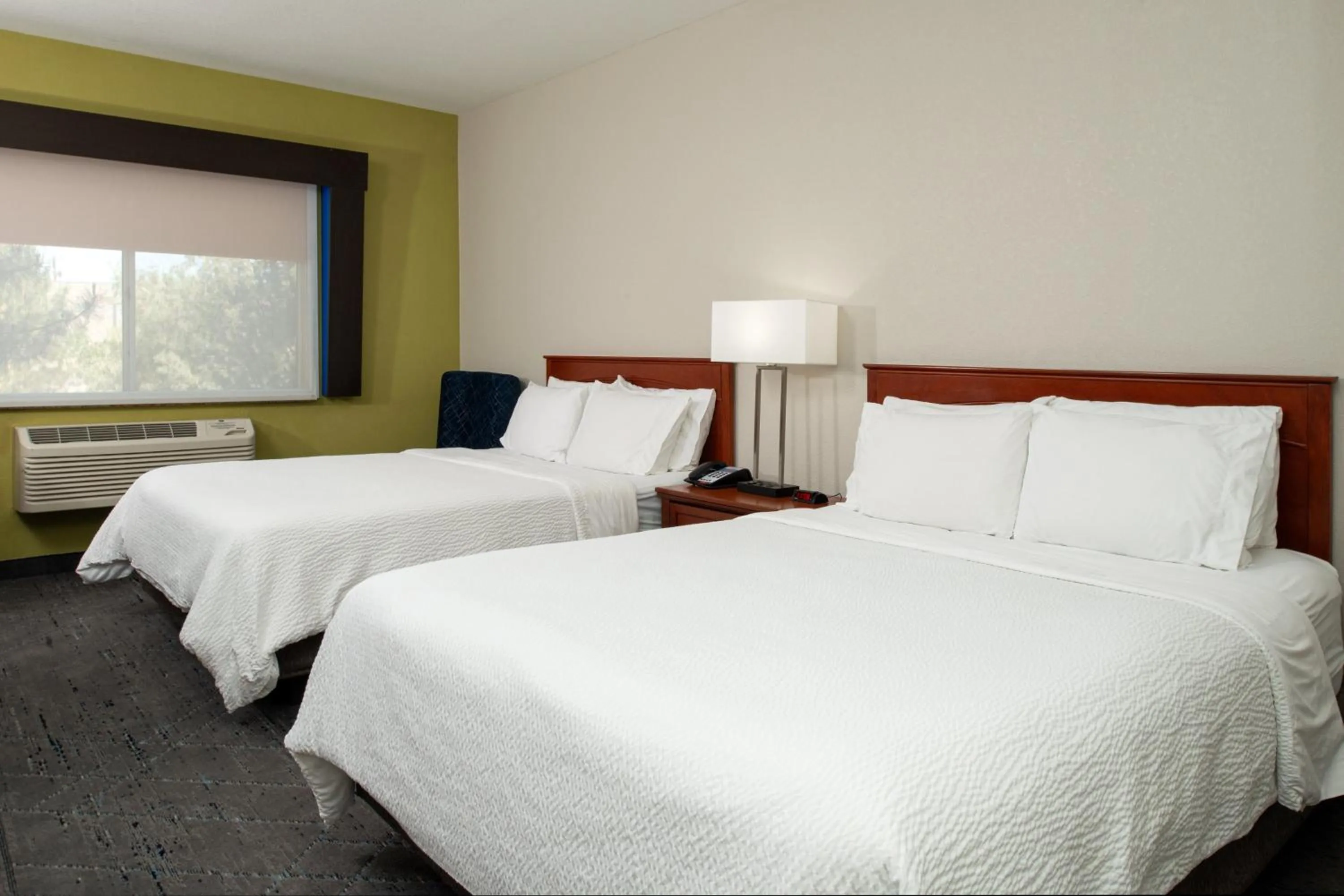 Photo of the whole room, Bed in Holiday Inn Express & Suites Farmington Bloomfield by IHG