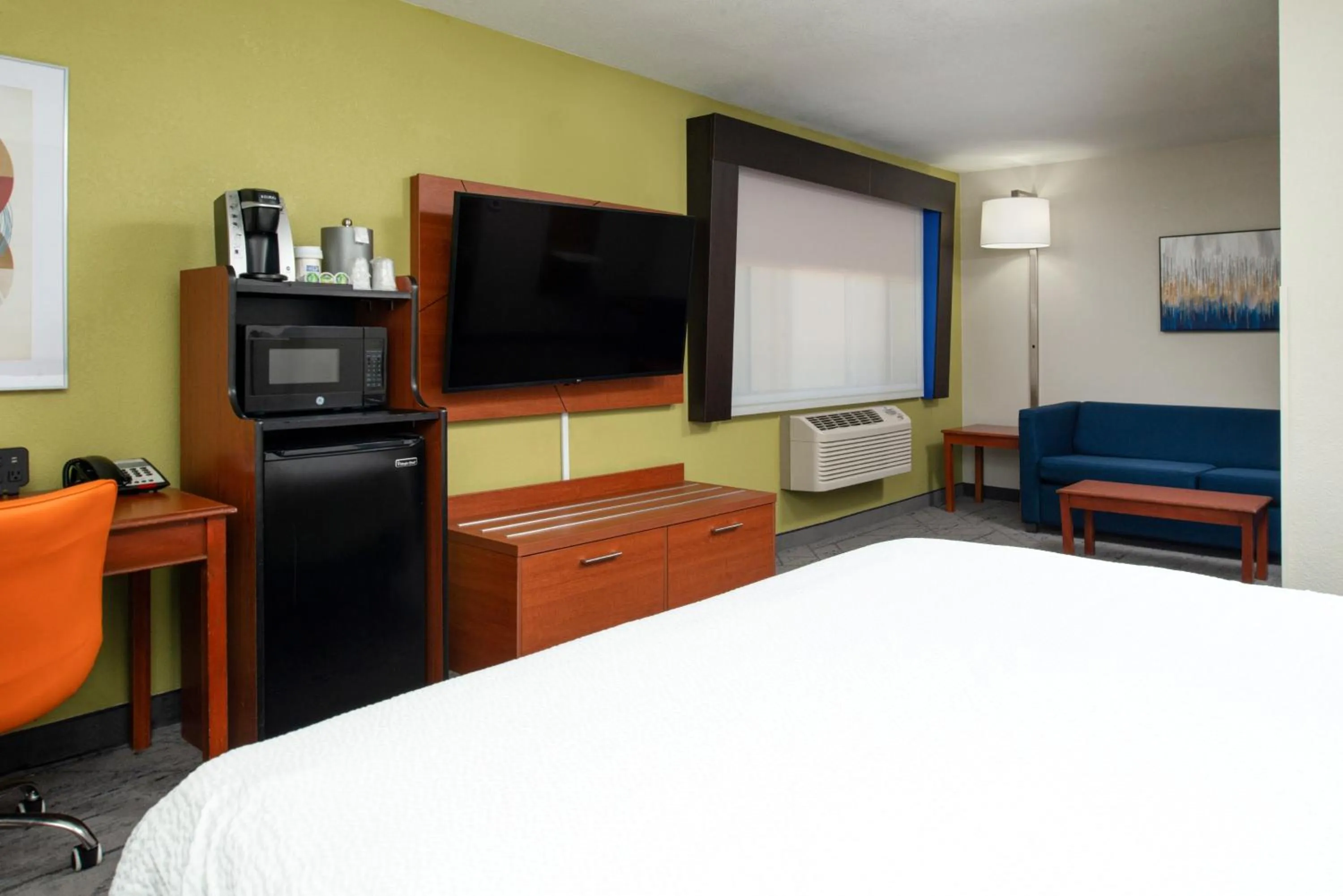 Photo of the whole room, Bed in Holiday Inn Express & Suites Farmington Bloomfield by IHG