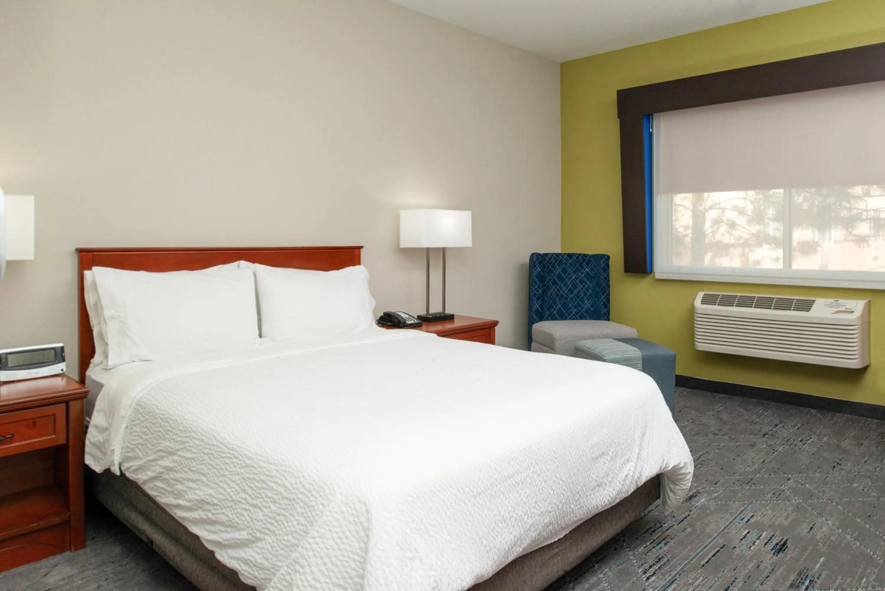 Photo of the whole room, Bed in Holiday Inn Express & Suites Farmington Bloomfield by IHG