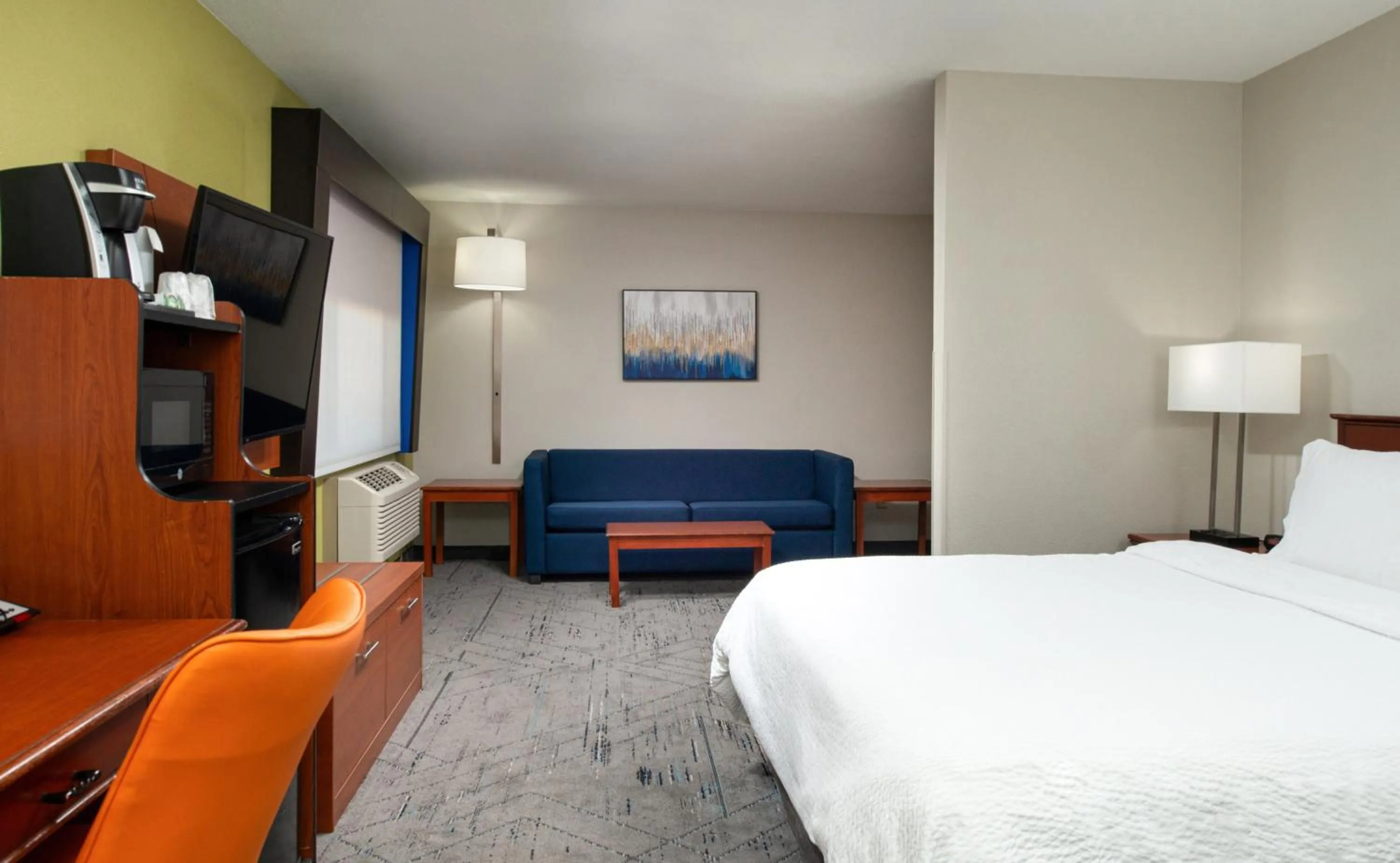 Photo of the whole room, Bed in Holiday Inn Express & Suites Farmington Bloomfield by IHG