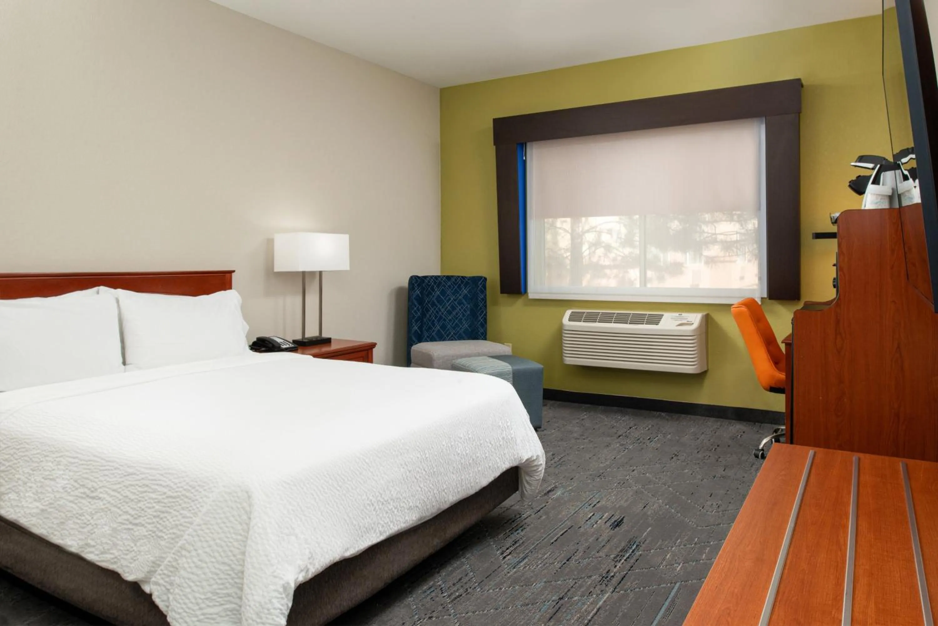 Photo of the whole room, Bed in Holiday Inn Express & Suites Farmington Bloomfield by IHG