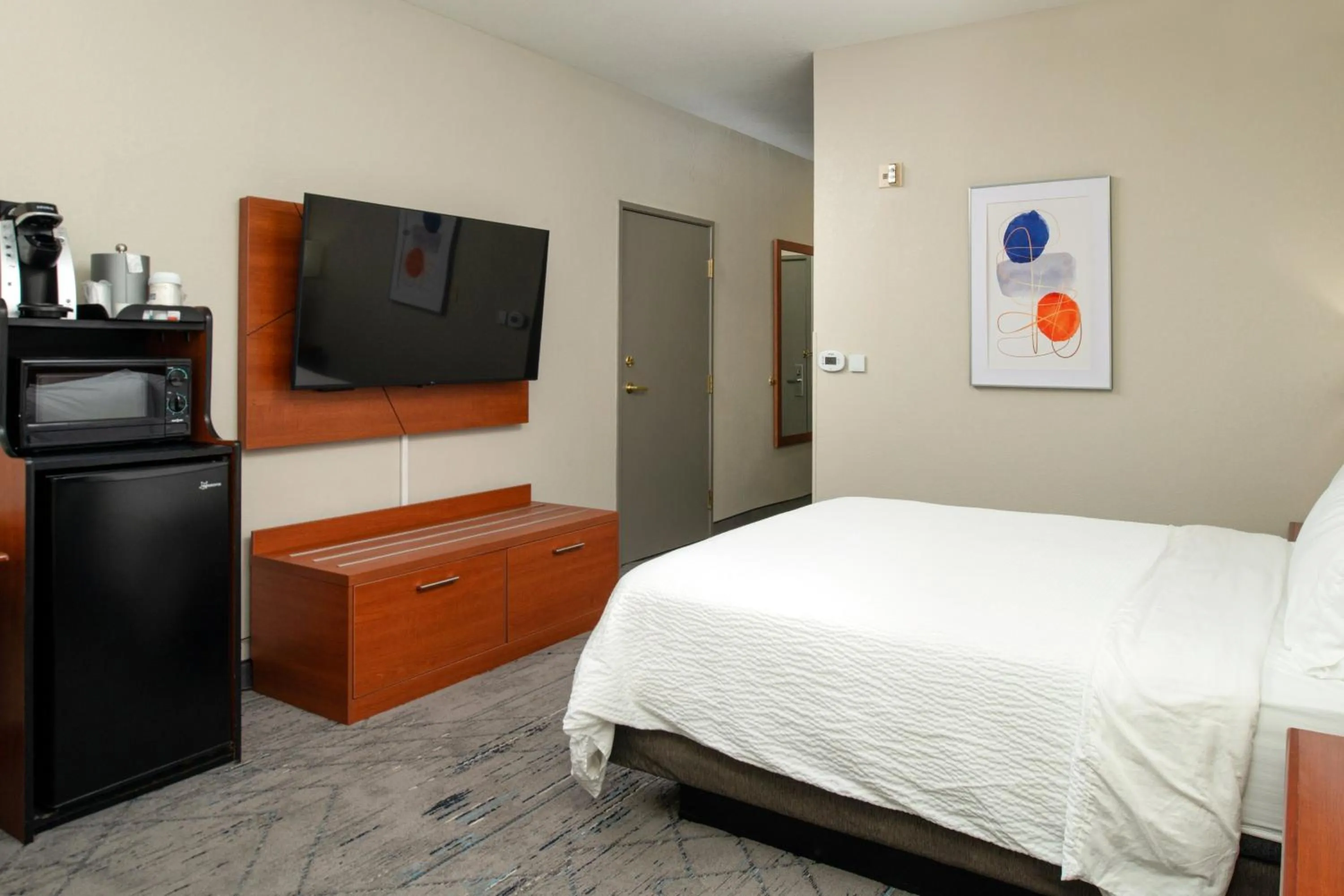 Photo of the whole room, Bed in Holiday Inn Express & Suites Farmington Bloomfield by IHG