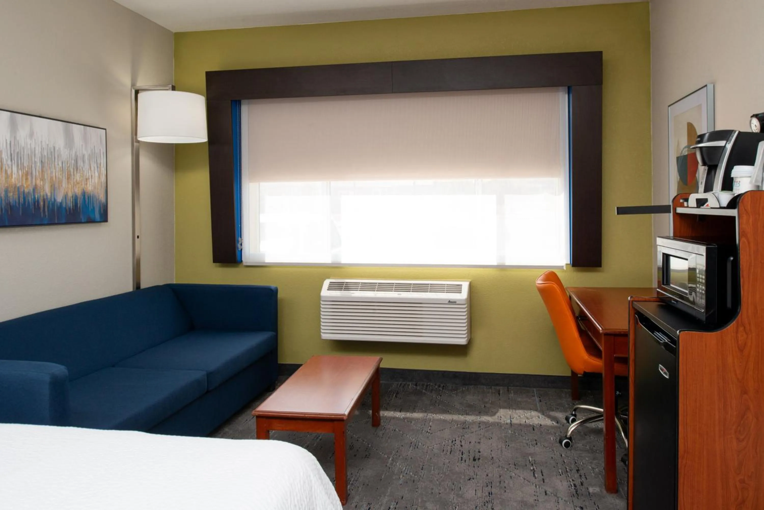 Photo of the whole room, Bed in Holiday Inn Express & Suites Farmington Bloomfield by IHG
