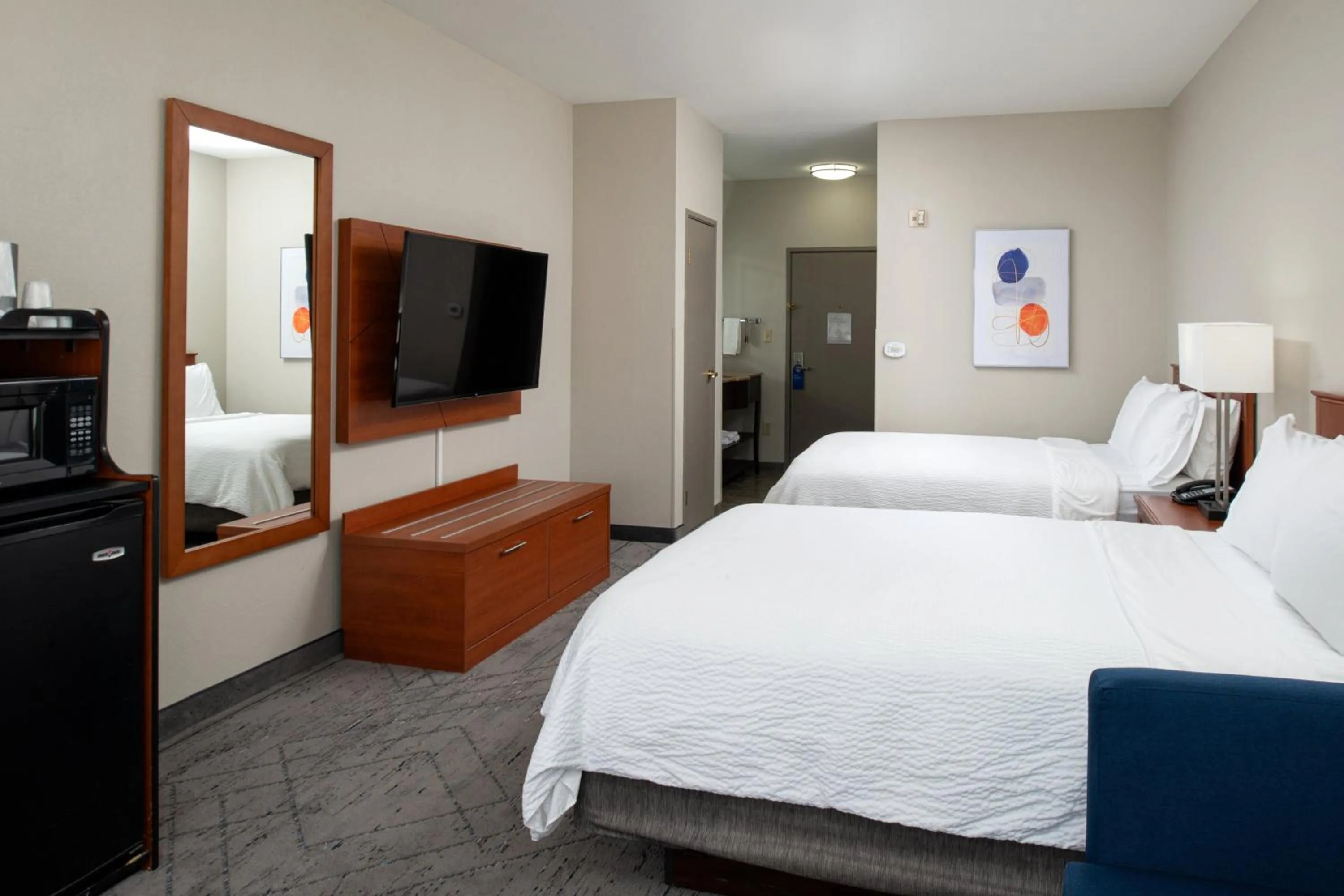 Photo of the whole room, Bed in Holiday Inn Express & Suites Farmington Bloomfield by IHG