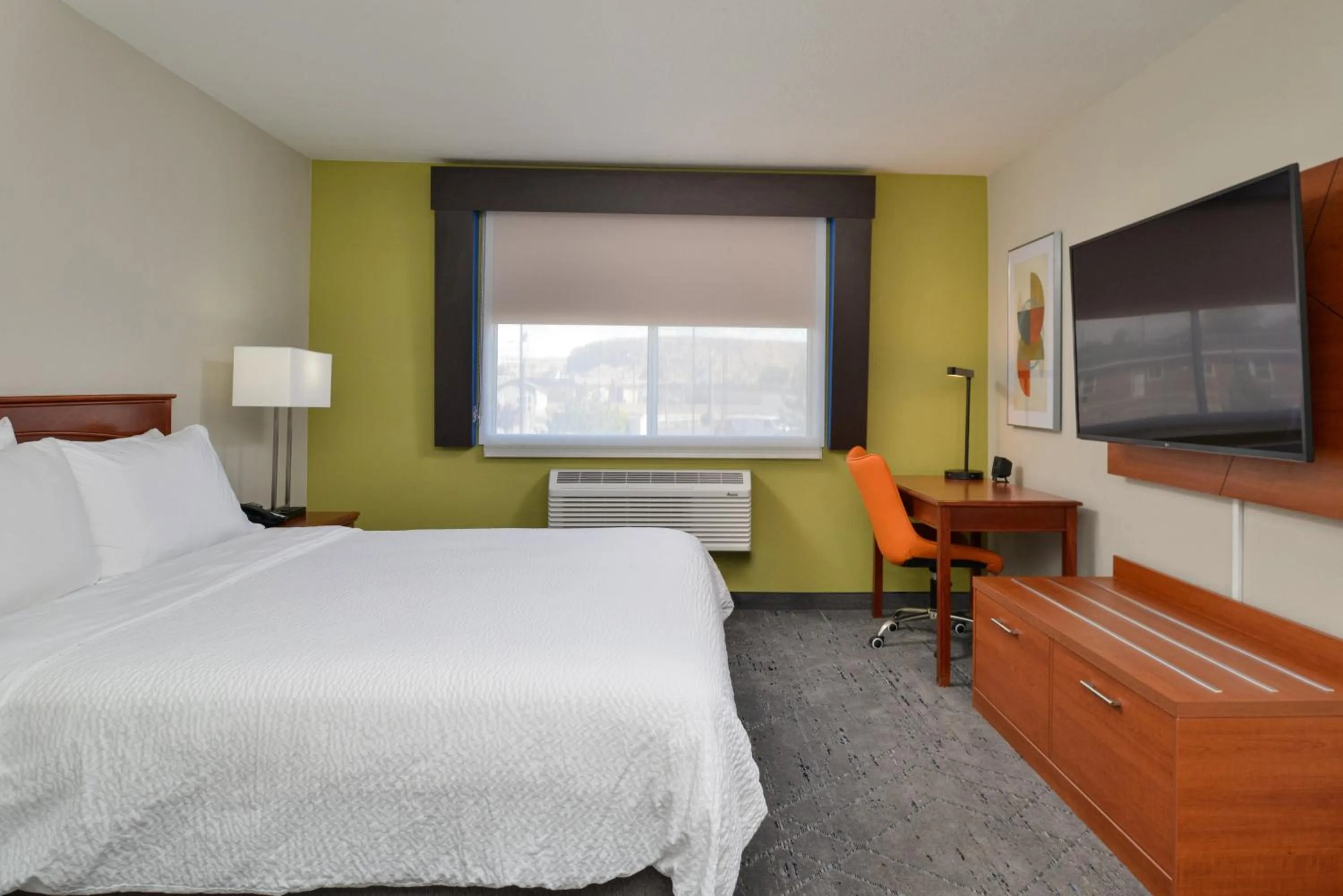 Photo of the whole room, Bed in Holiday Inn Express & Suites Farmington Bloomfield by IHG