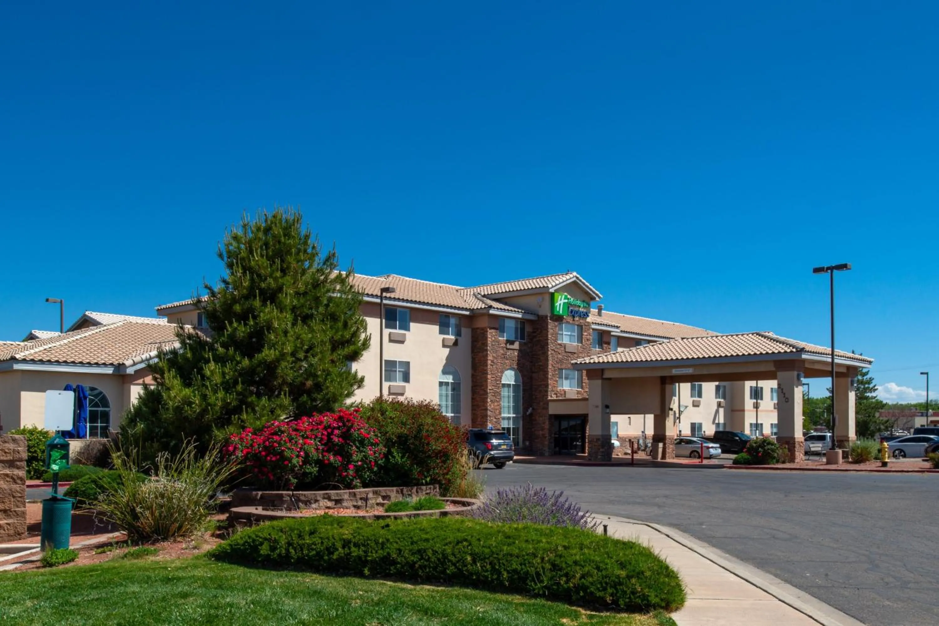 Property building in Holiday Inn Express & Suites Farmington Bloomfield by IHG