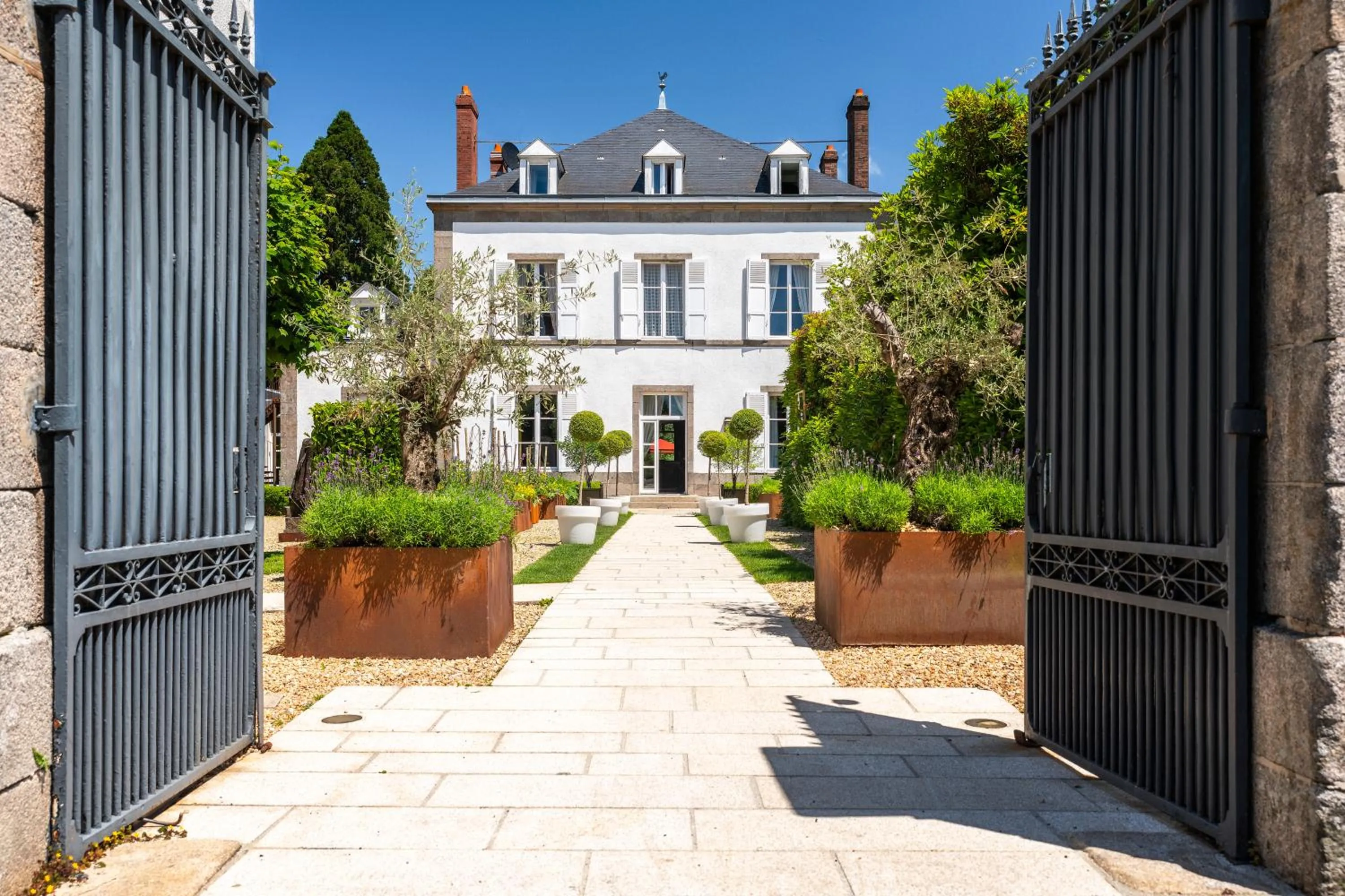 Property building in La Chapelle Saint Martin