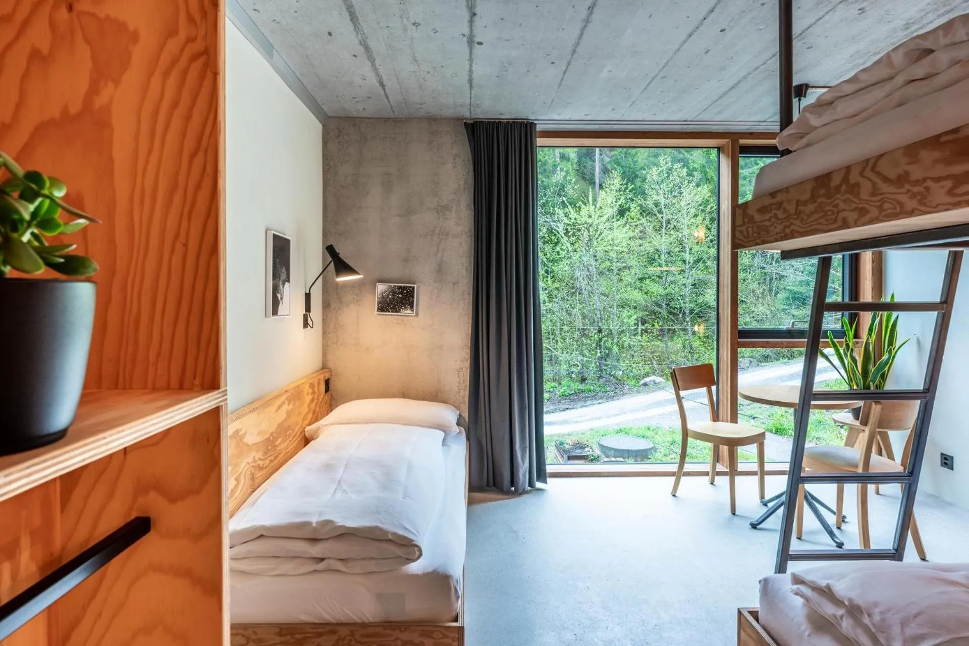 Property building, Bed in Riders Hotel