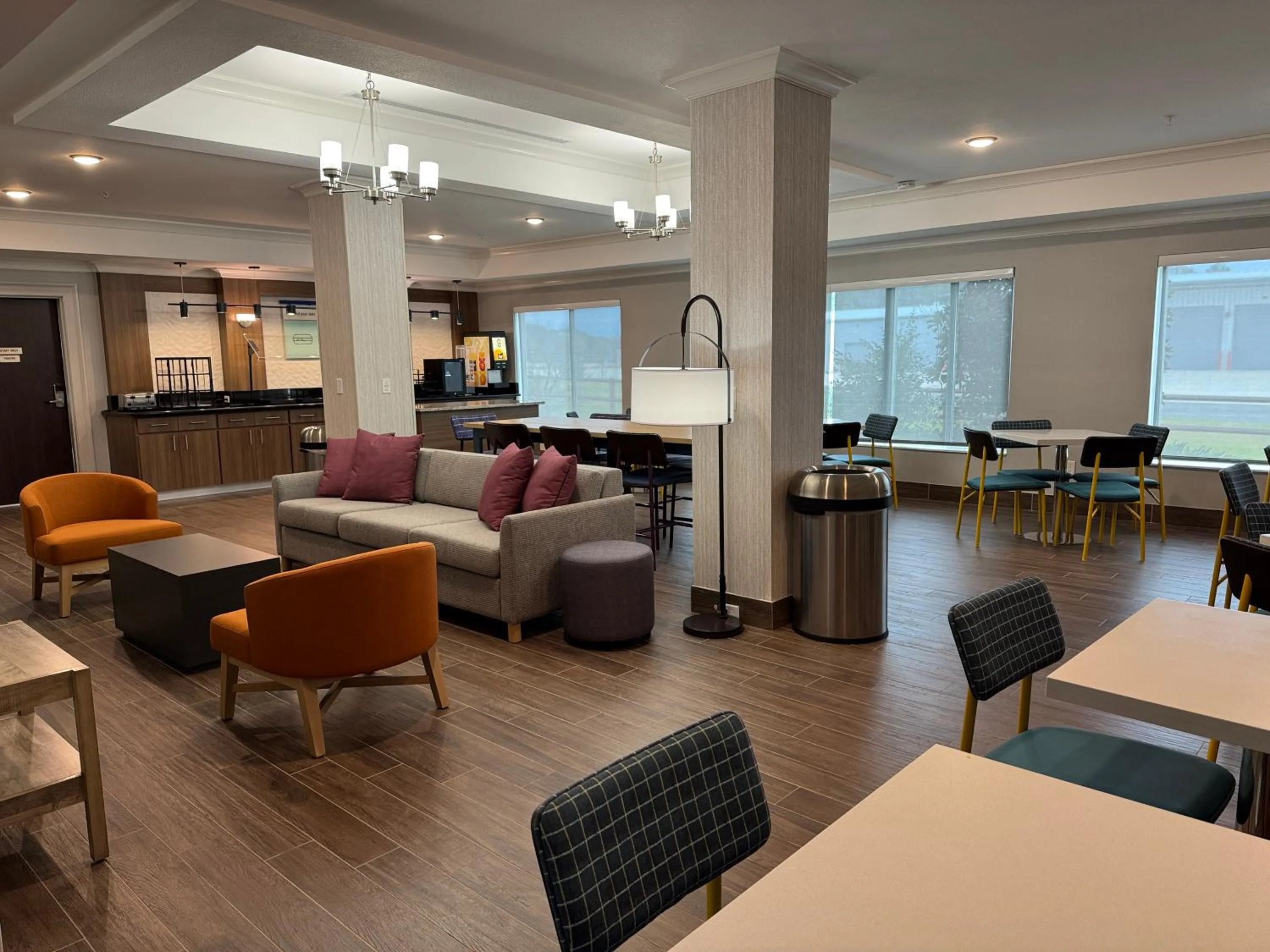 Kitchen or kitchenette in Best Western Plus Longview – University Hotel