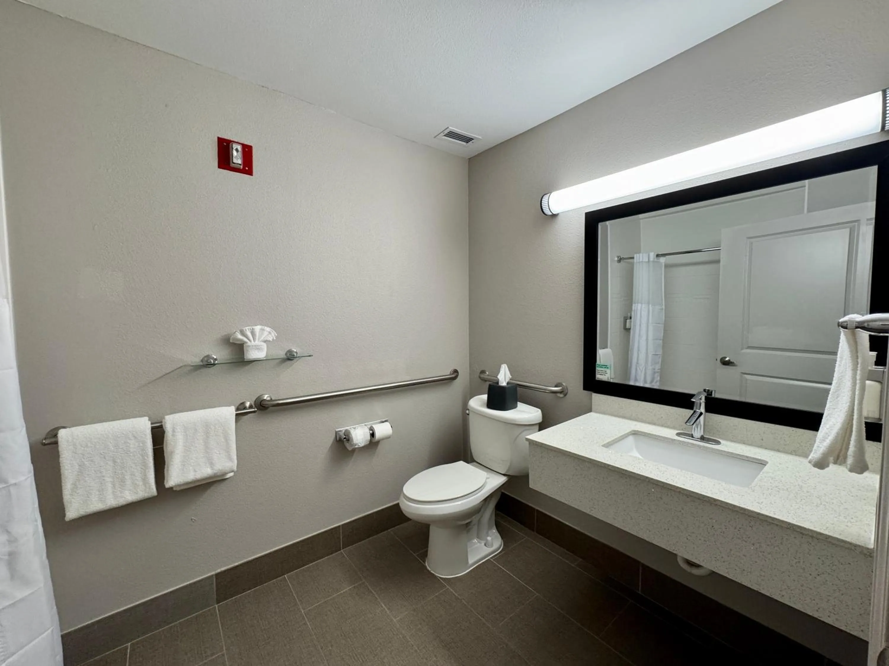 Bathroom in Best Western Plus Longview – University Hotel
