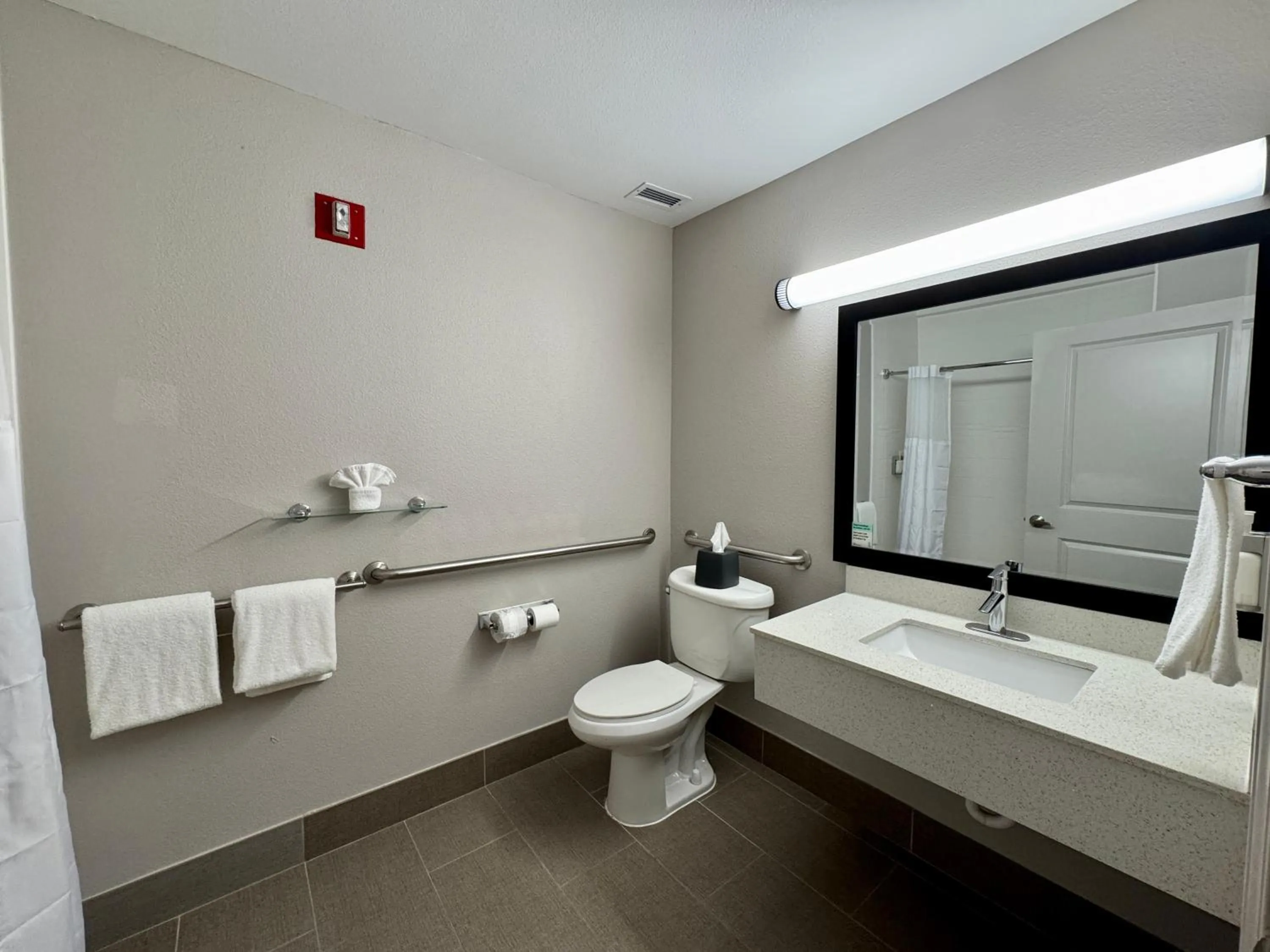 Bathroom in Best Western Plus Longview – University Hotel