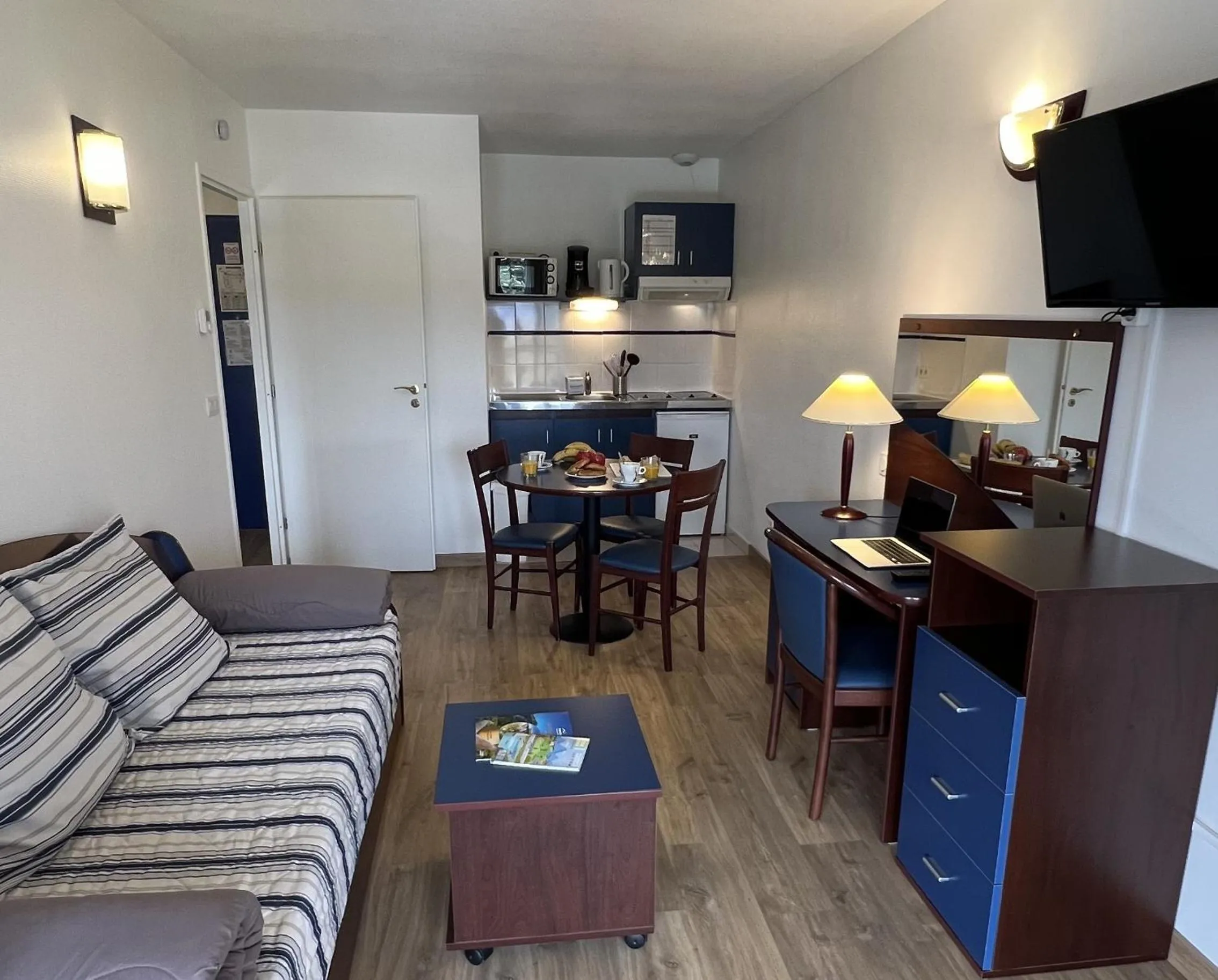 Seating area in Vacancéole - Appart'Vacances Pyrénées 2000