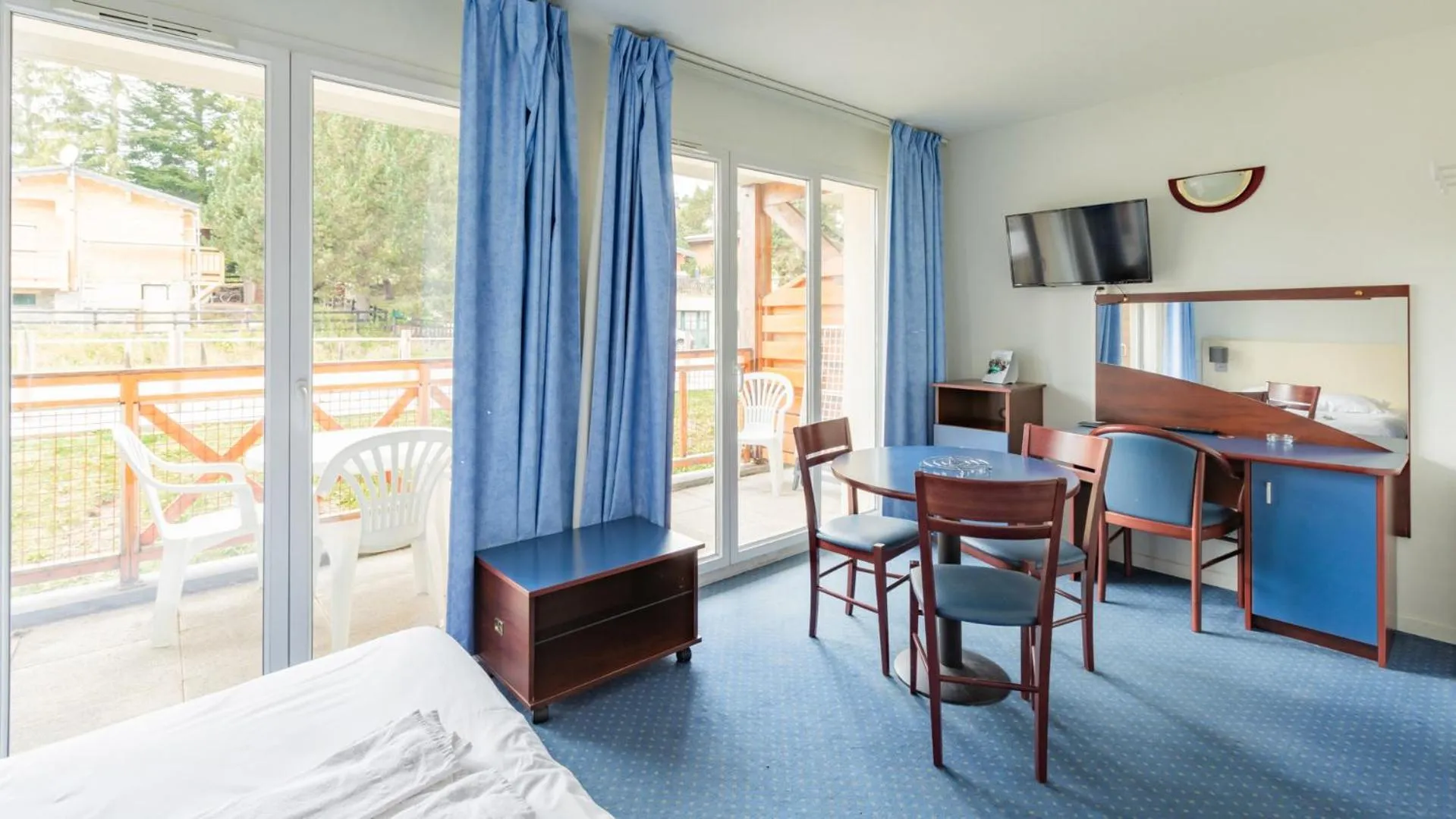 Dining area in Vacancéole - Appart'Vacances Pyrénées 2000