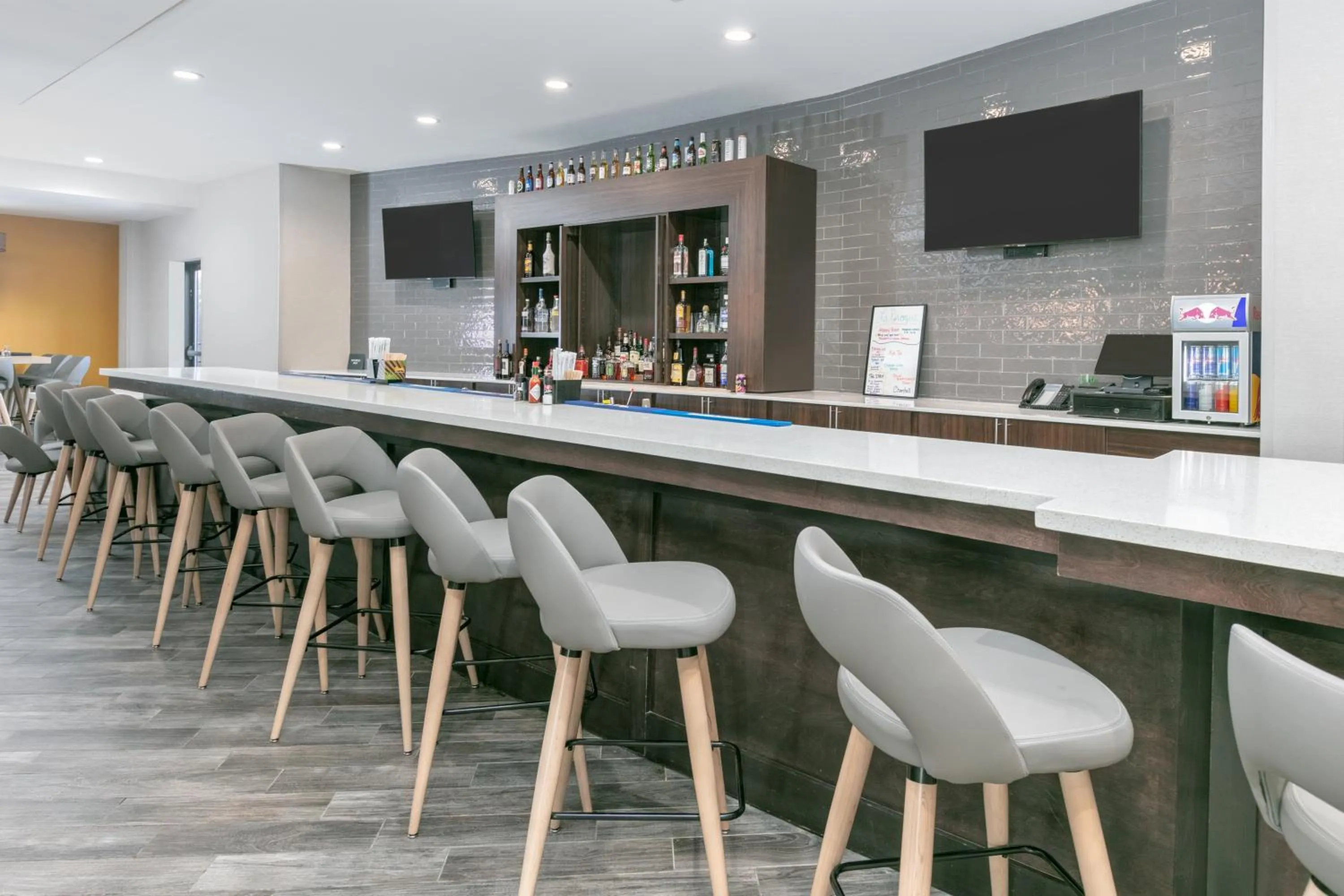 Lounge or bar in Holiday Inn Houma by IHG