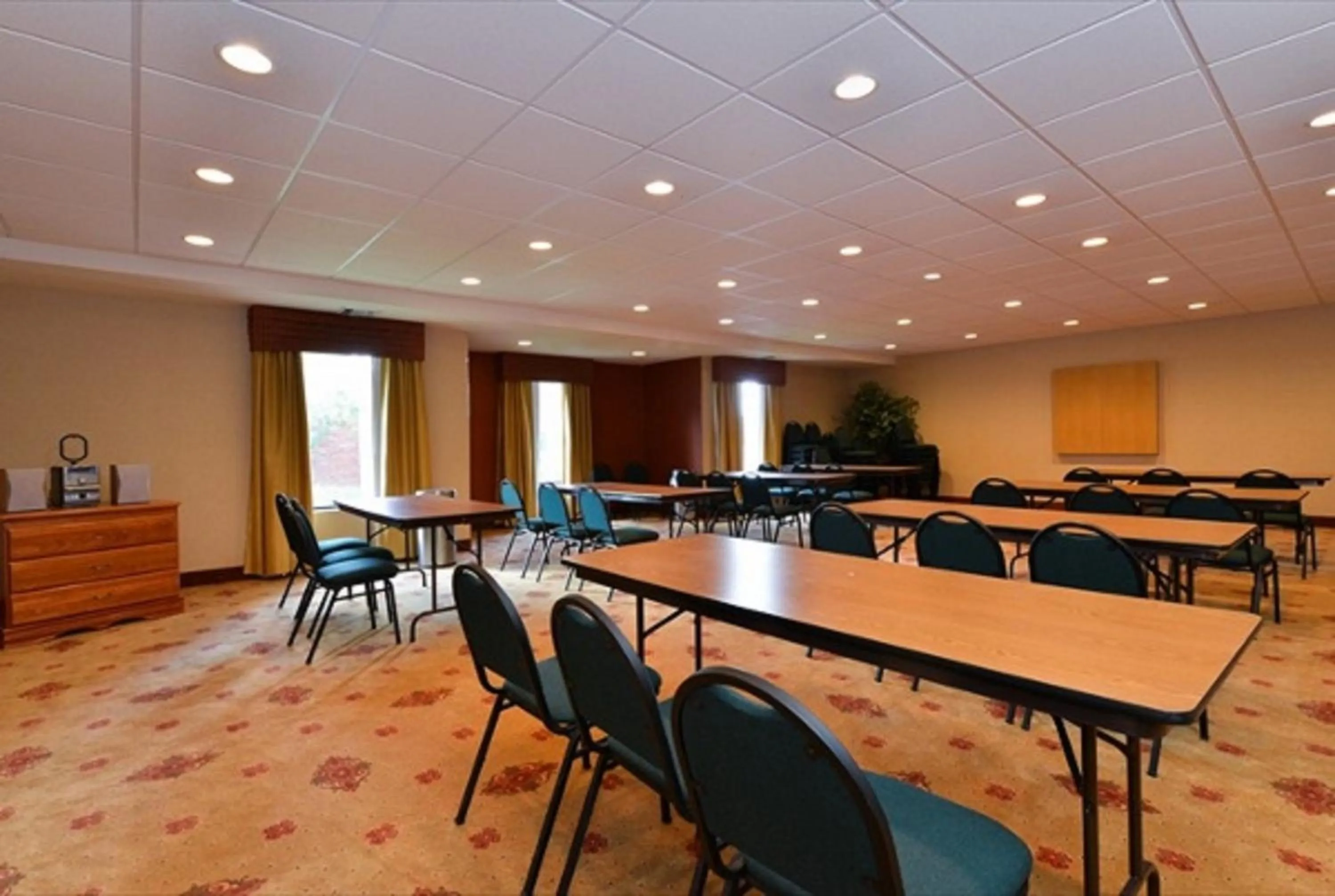 Meeting/conference room in Holiday Inn Express Hotel & Suites Petersburg/Dinwiddie by IHG