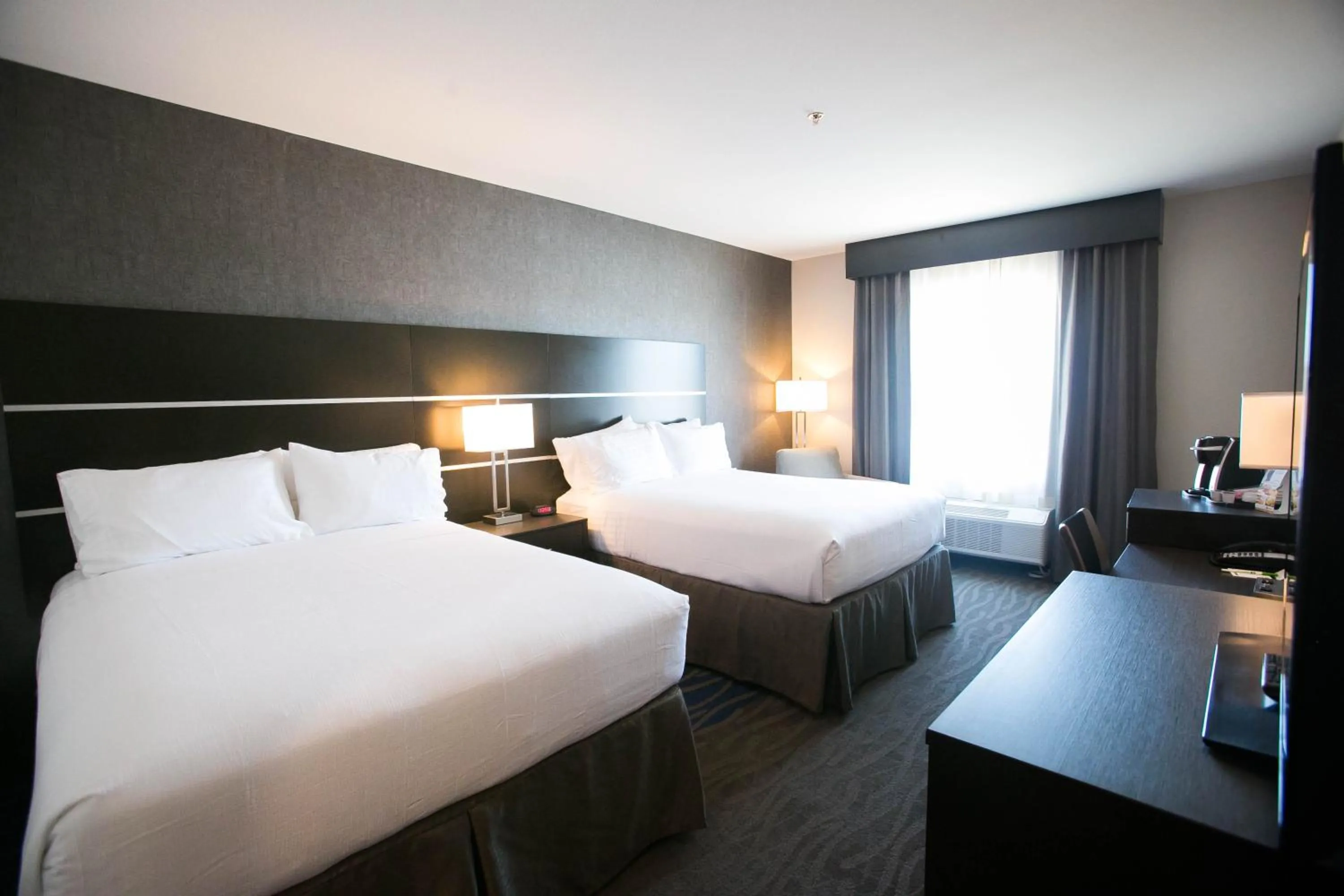 Photo of the whole room, Bed in Holiday Inn Longview - North by IHG