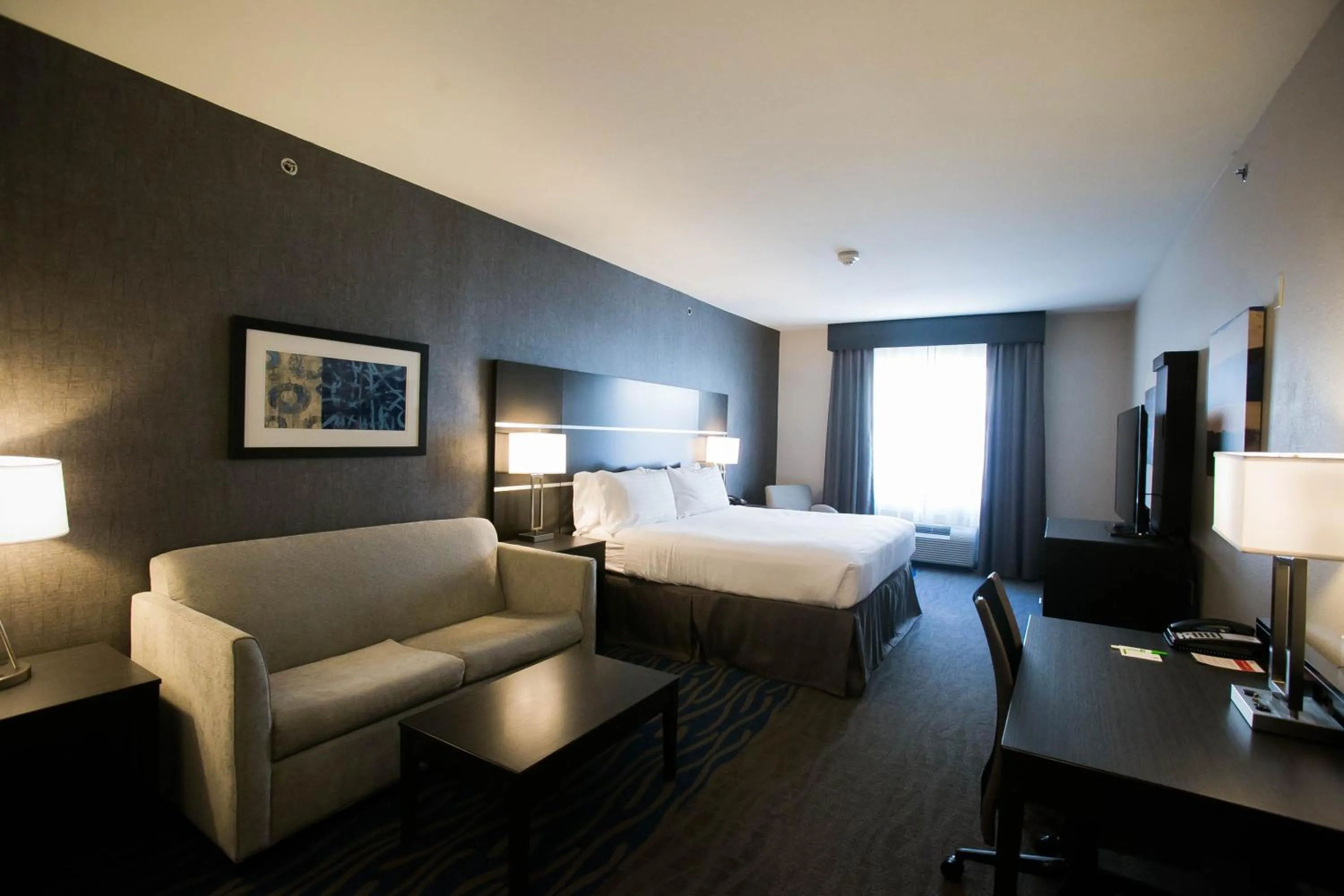 Photo of the whole room, Bed in Holiday Inn Longview - North by IHG