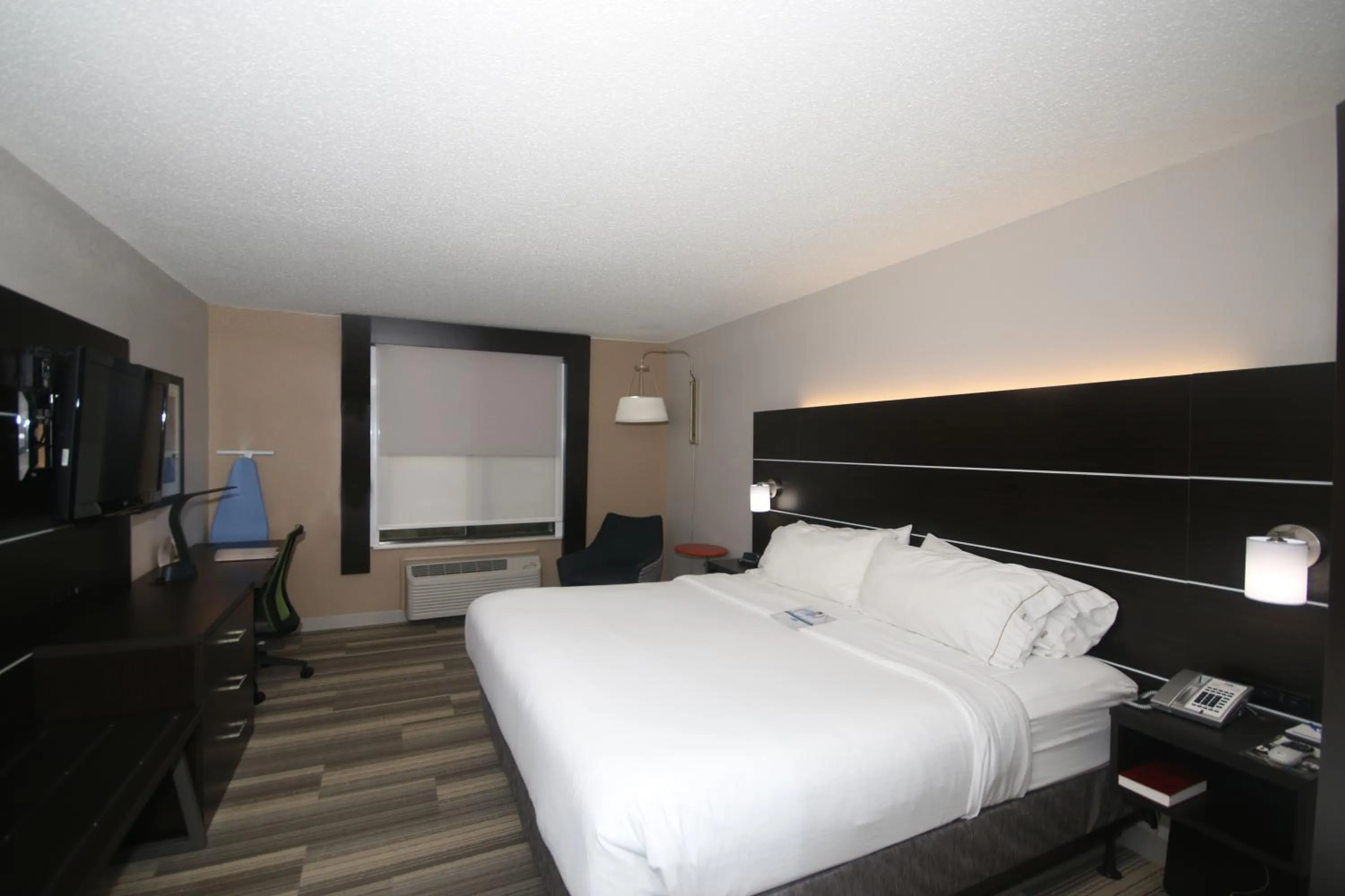 Bed in Holiday Inn Express Hillsville by IHG