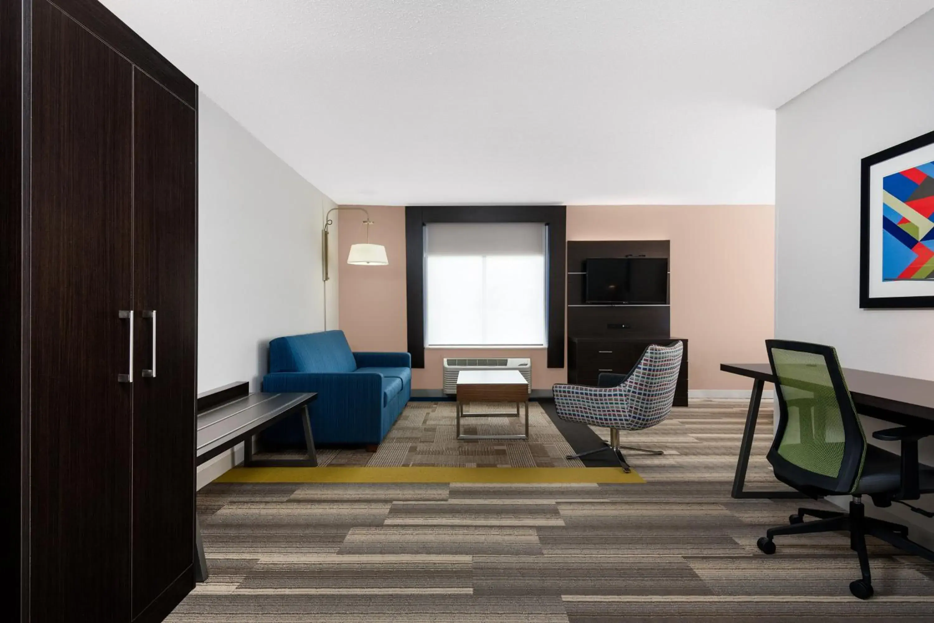 Queen Suite with Two Queen Beds and Sofa Bed in Holiday Inn Express Hillsville by IHG Queen Suite with Two Queen Beds and Sofa Bed in Holiday Inn Express Hillsville by IHG