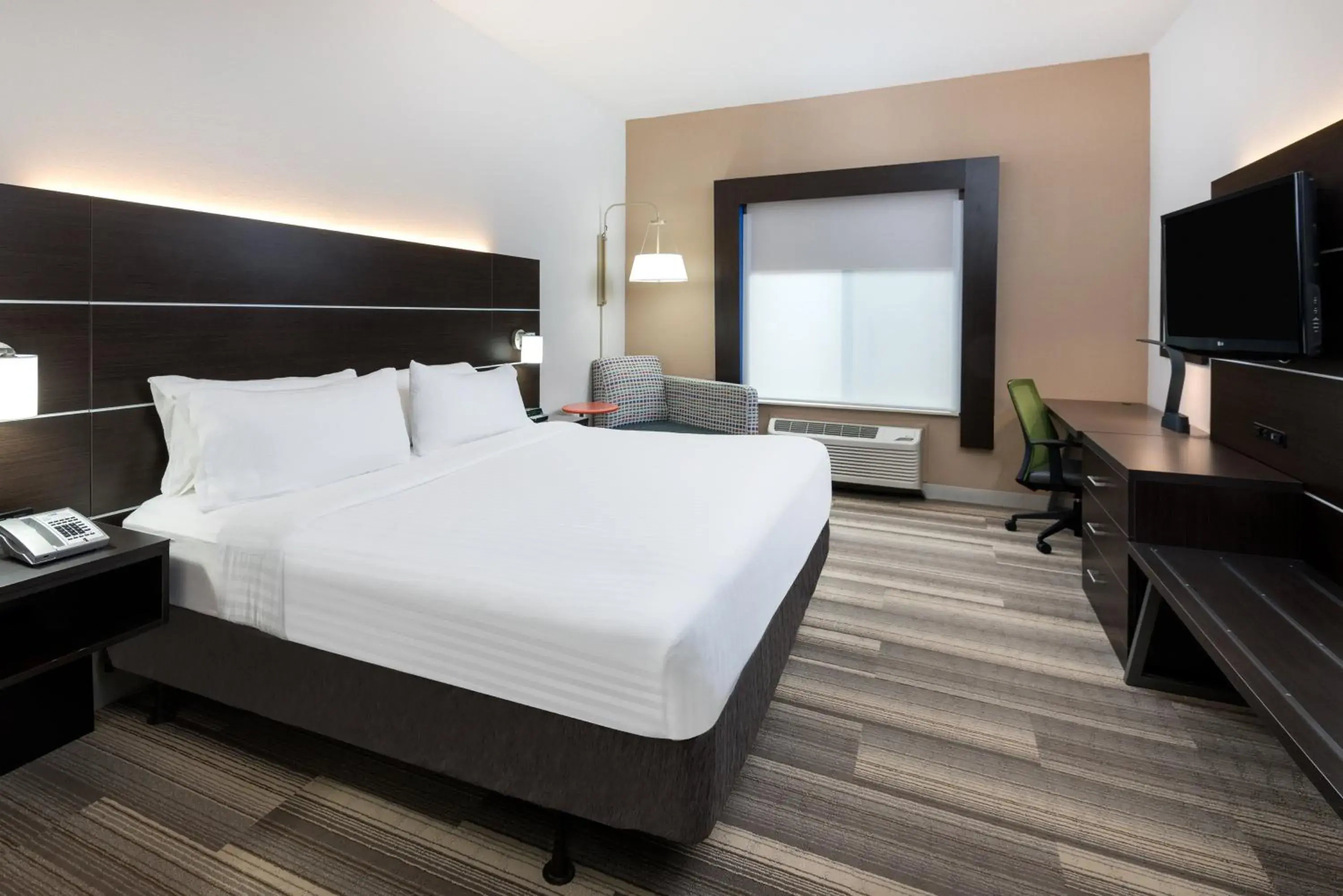 Standard King Room in Holiday Inn Express Hillsville by IHG Standard King Room in Holiday Inn Express Hillsville by IHG