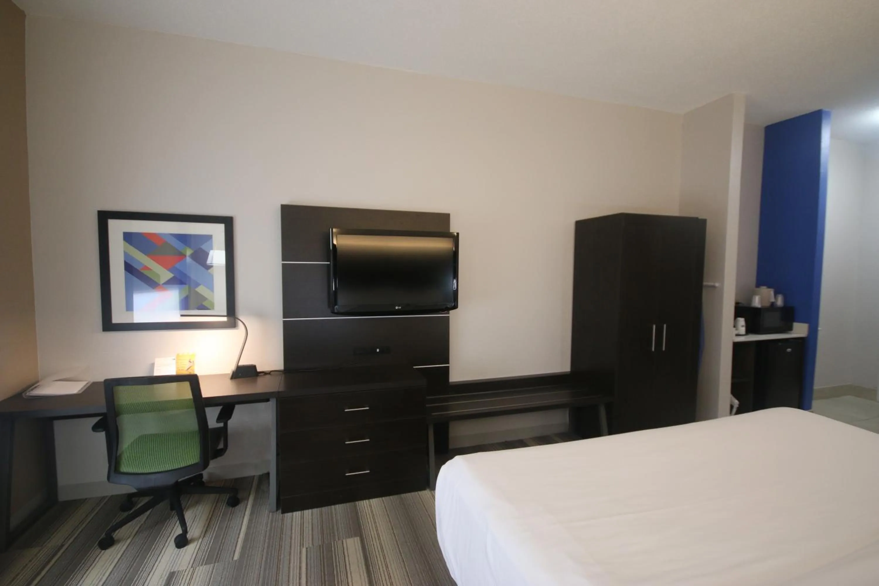 Bed in Holiday Inn Express Hillsville by IHG