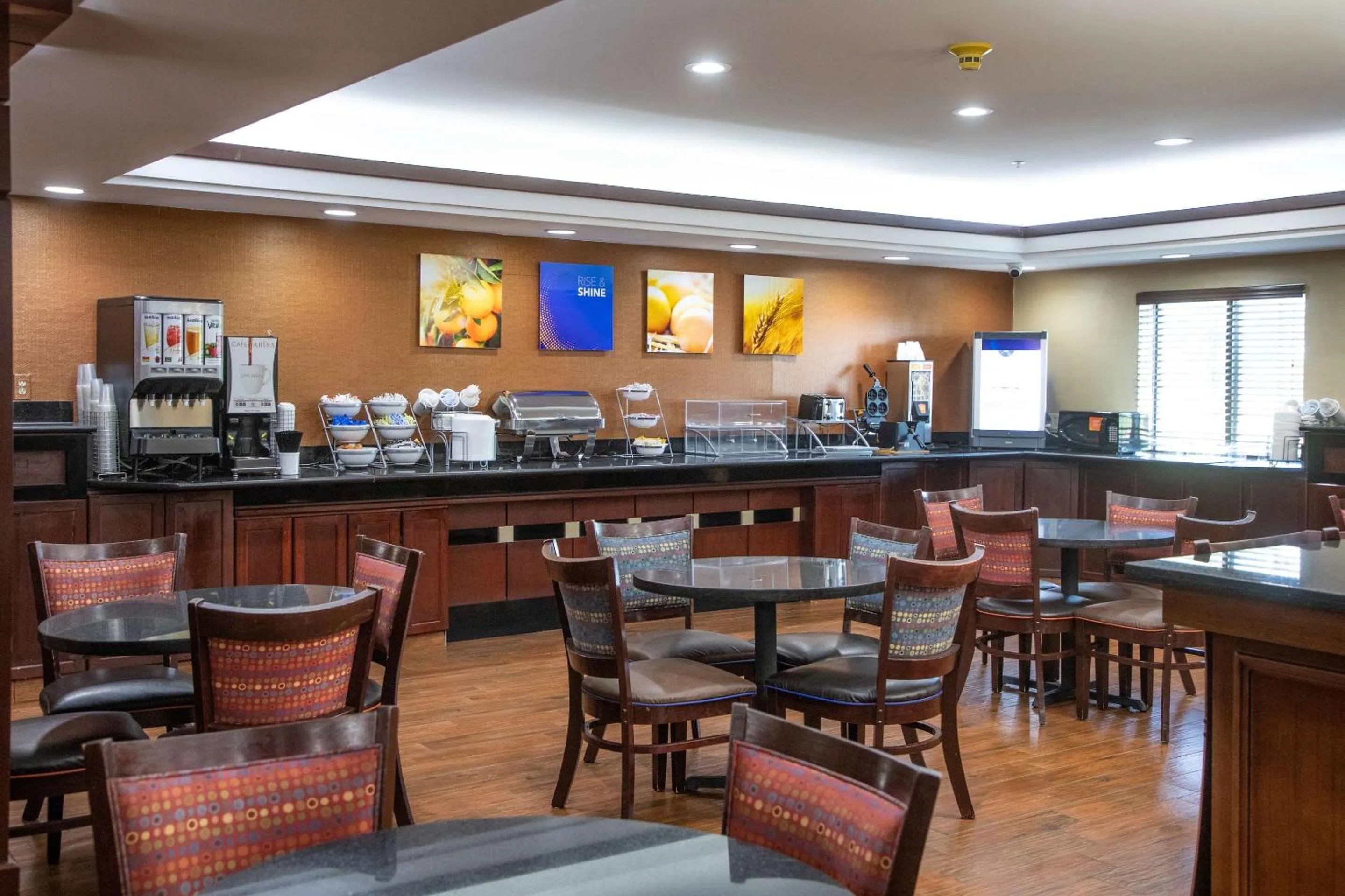 Breakfast in Comfort Inn & Suites Hutchinson