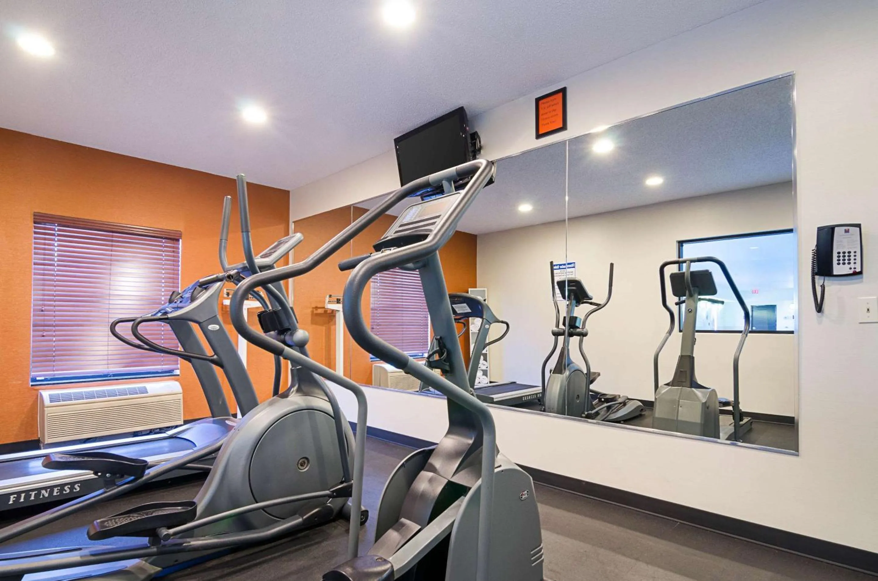 Fitness centre/facilities in Comfort Inn & Suites Hutchinson