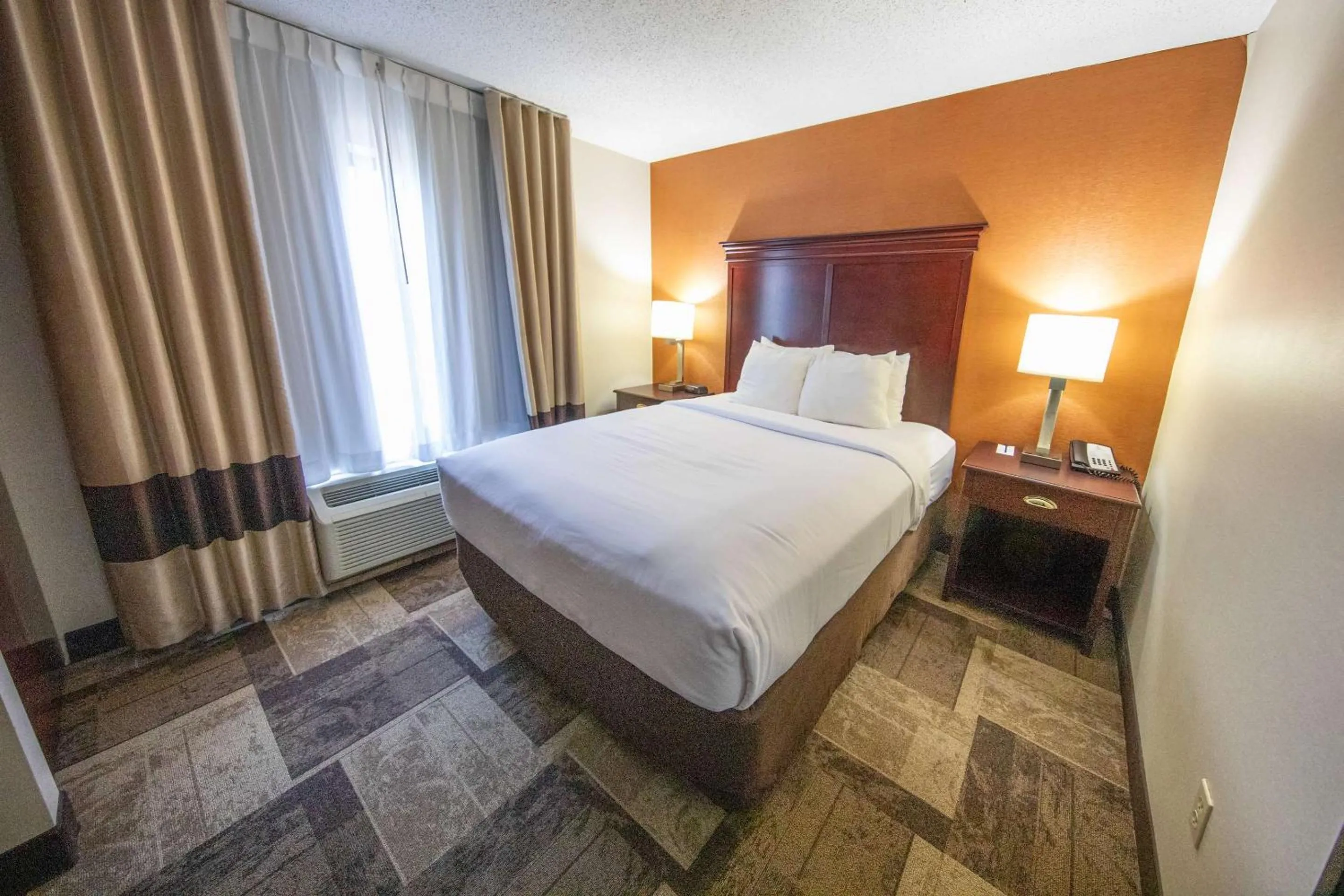 Bedroom, Bed in Comfort Inn & Suites Hutchinson