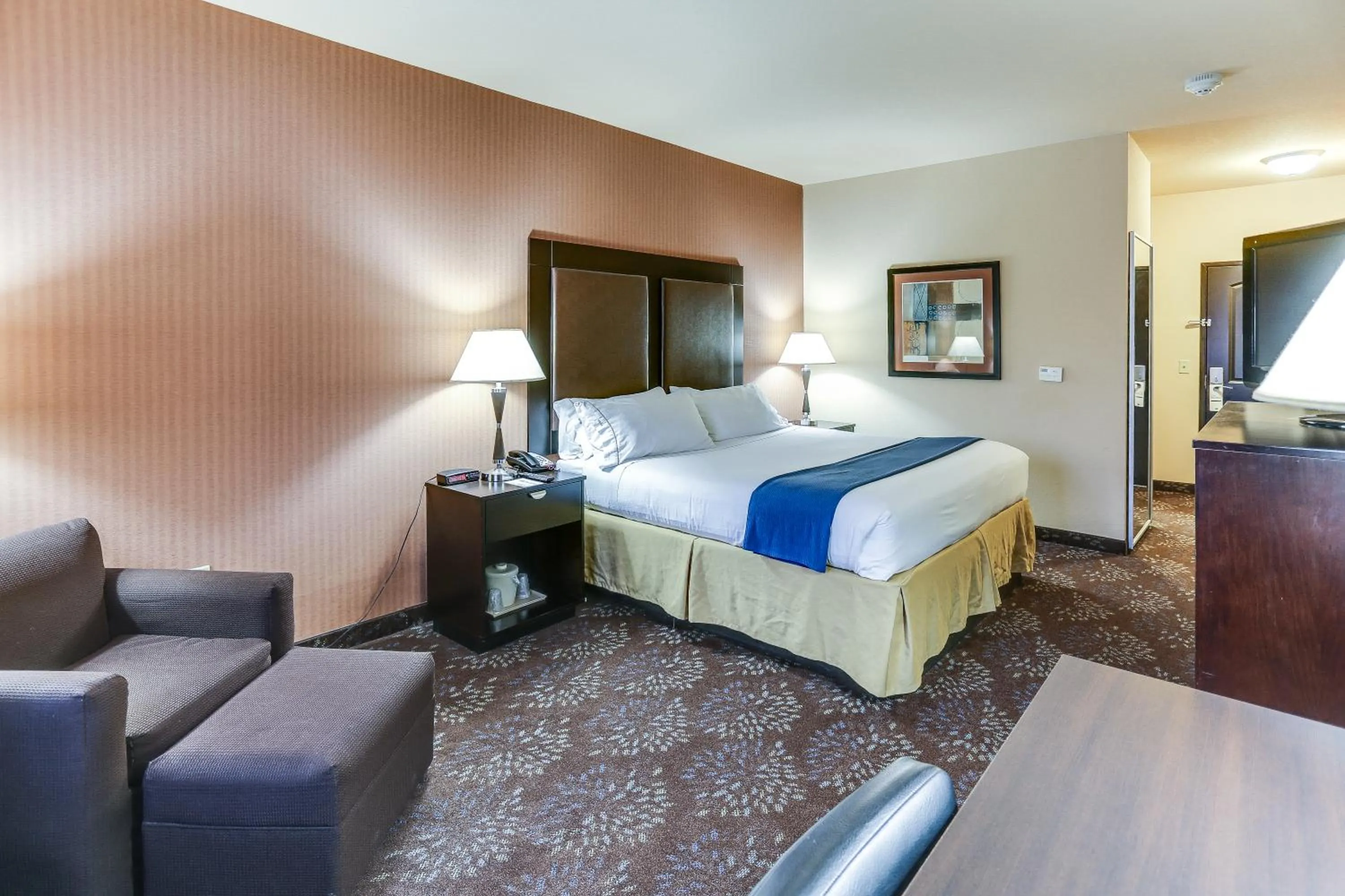 Photo of the whole room, Bed in Holiday Inn Express Hotel & Suites Huntsville by IHG