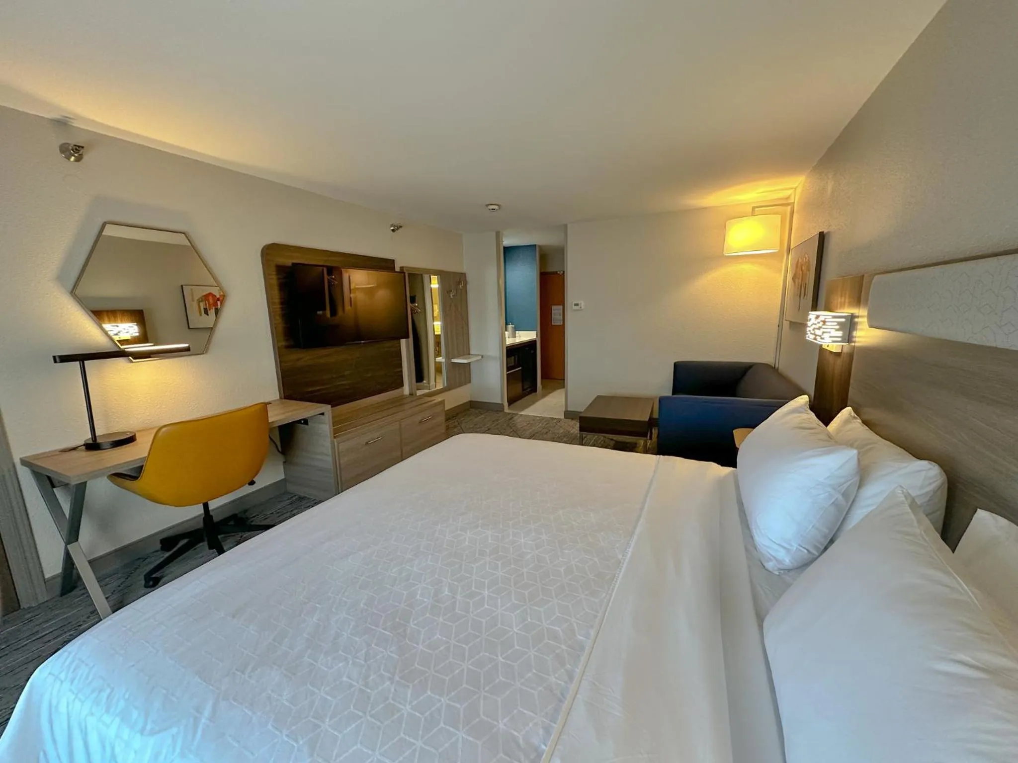 Photo of the whole room, Bed in Holiday Inn Express Kearney by IHG