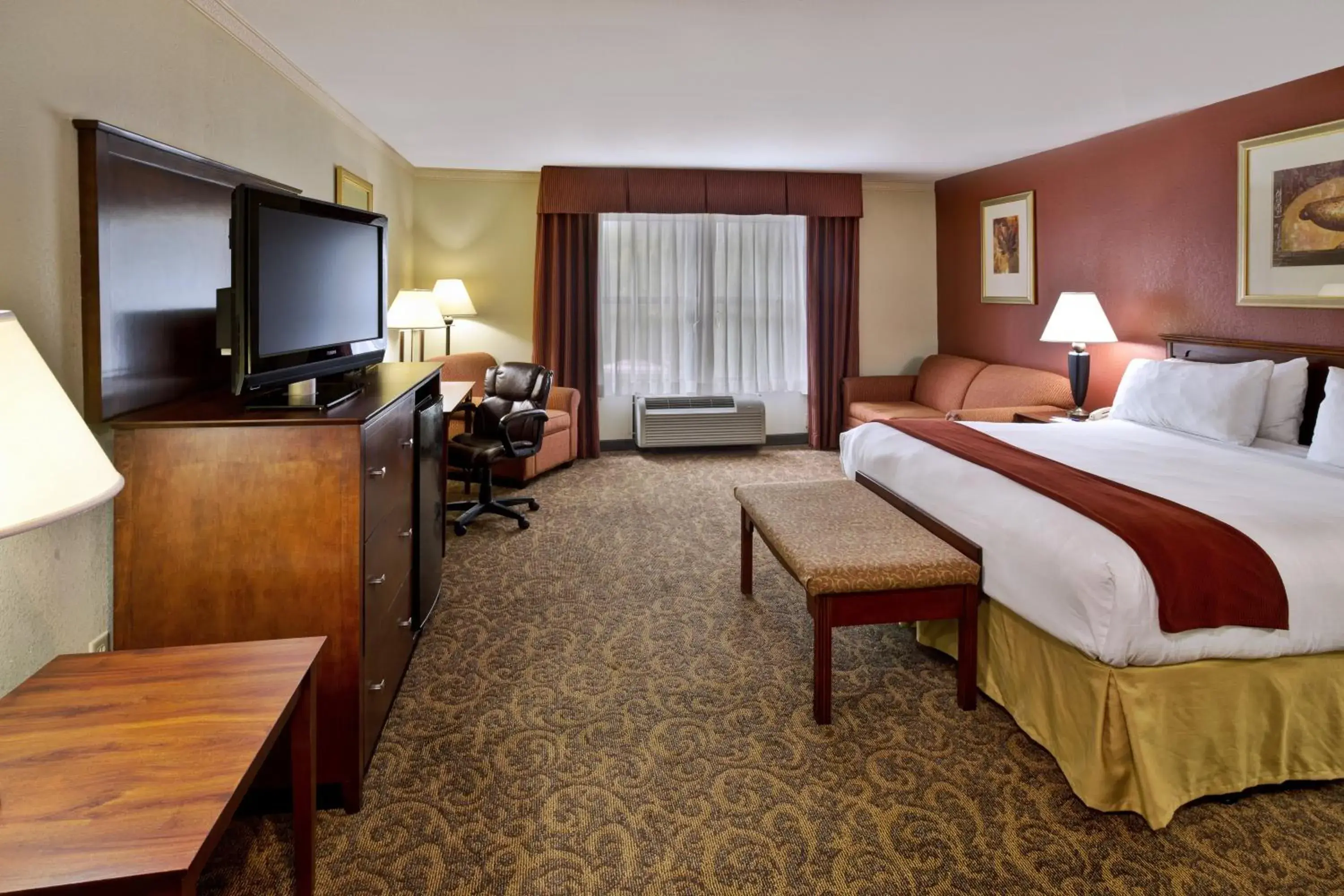 King Room - Mobility Access/Hearing Accessible in Holiday Inn Express Breaux Bridge by IHG King Room - Mobility Access/Hearing Accessible in Holiday Inn Express Breaux Bridge by IHG