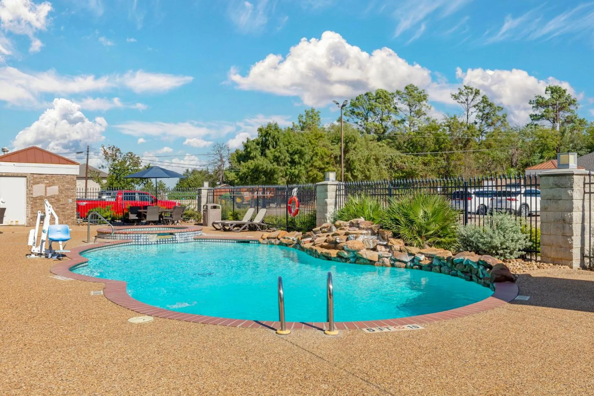 Swimming pool in Holiday Inn Express Hotel and Suites Fairfield-North by IHG
