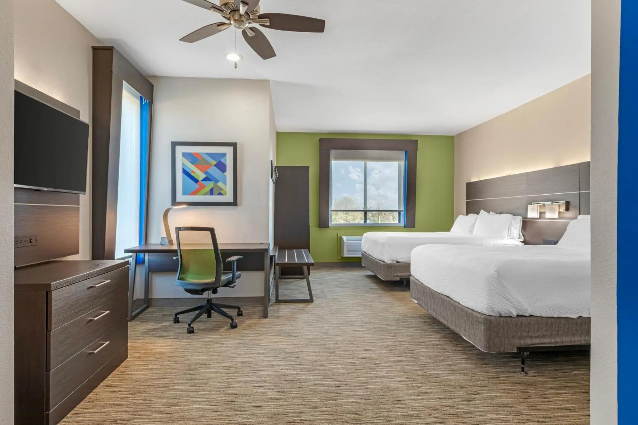 Photo of the whole room, Bed in Holiday Inn Express Hotel and Suites Fairfield-North by IHG