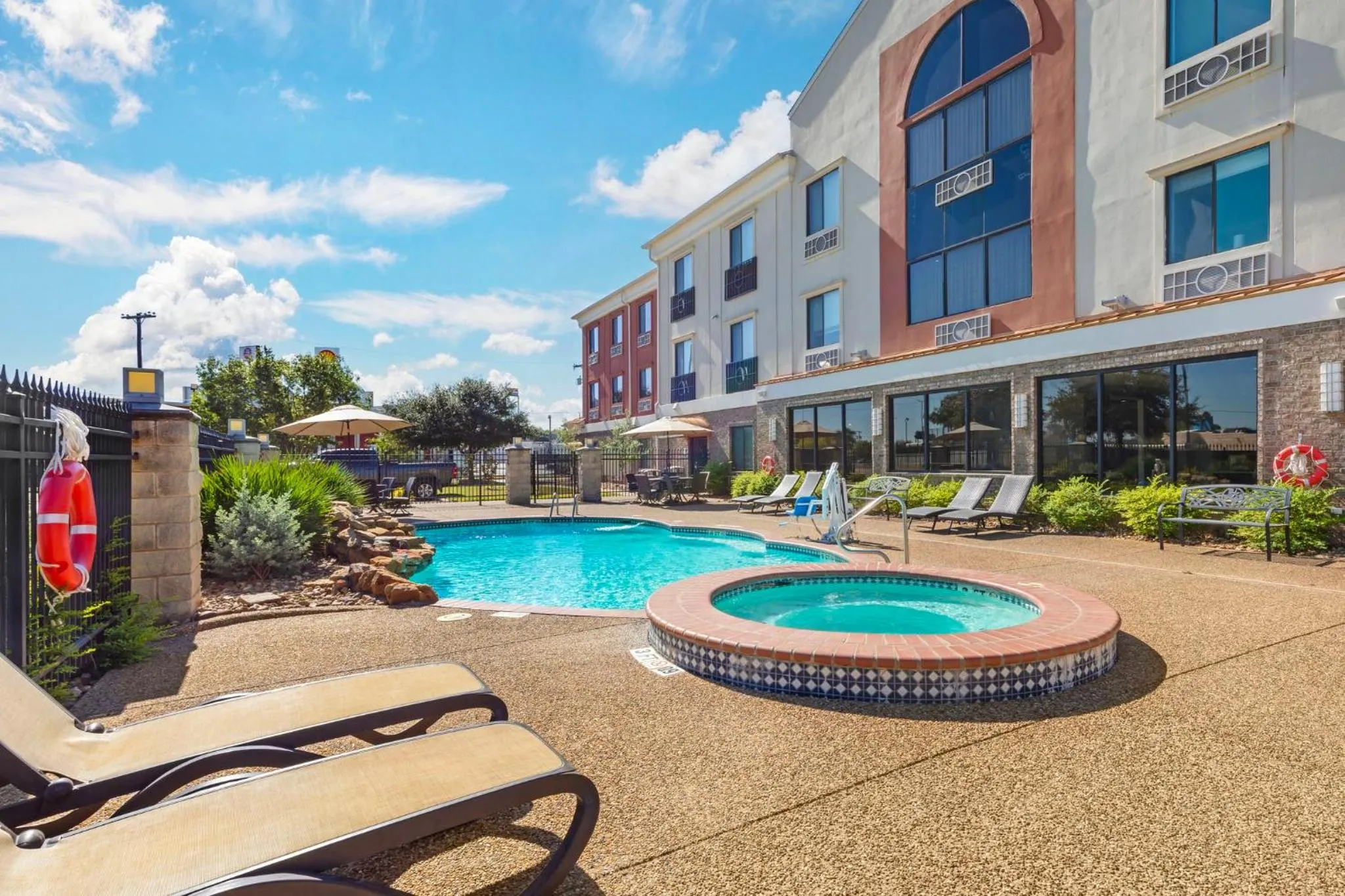 Swimming pool in Holiday Inn Express Hotel and Suites Fairfield-North by IHG