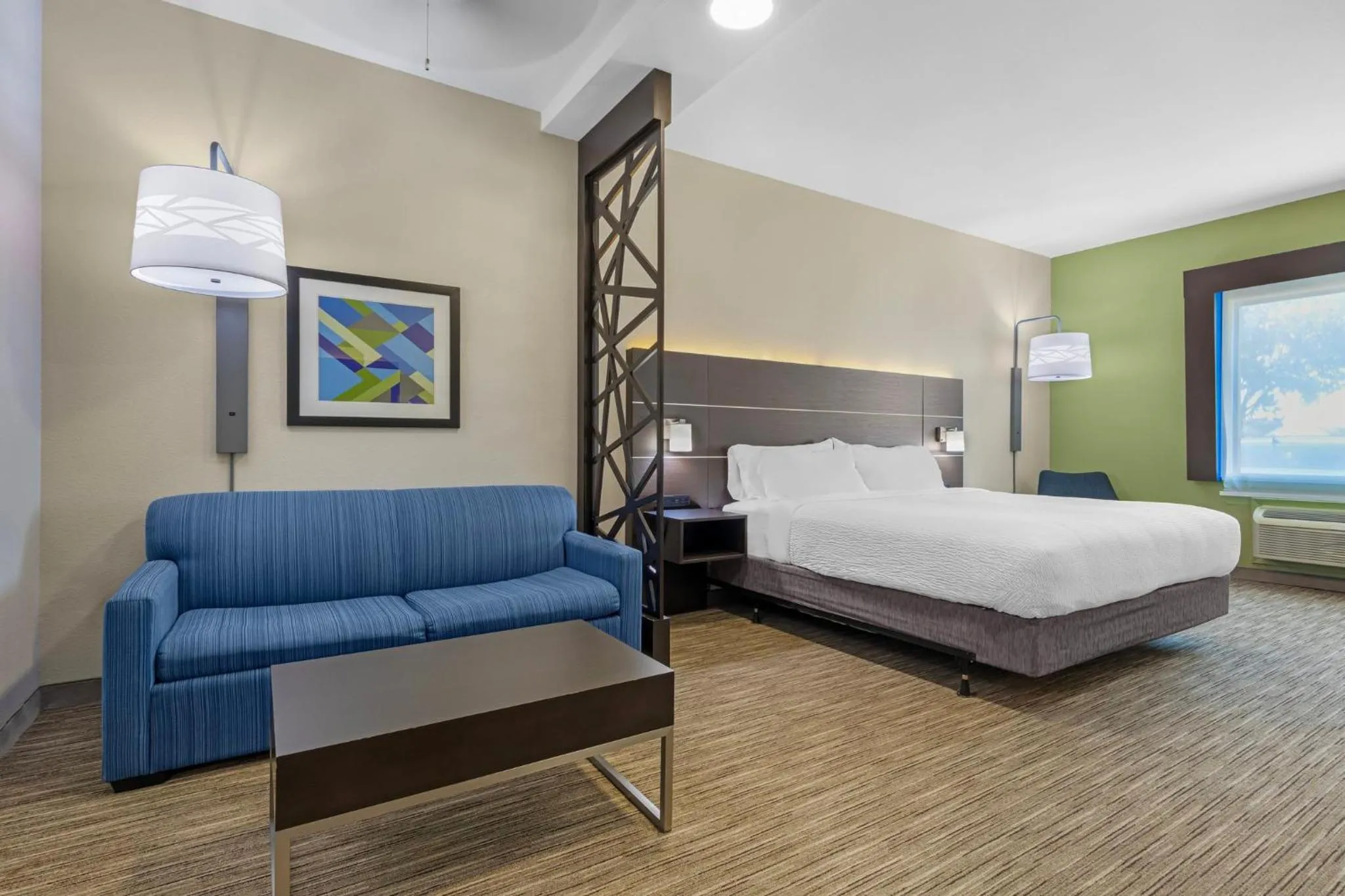 Photo of the whole room, Bed in Holiday Inn Express Hotel and Suites Fairfield-North by IHG