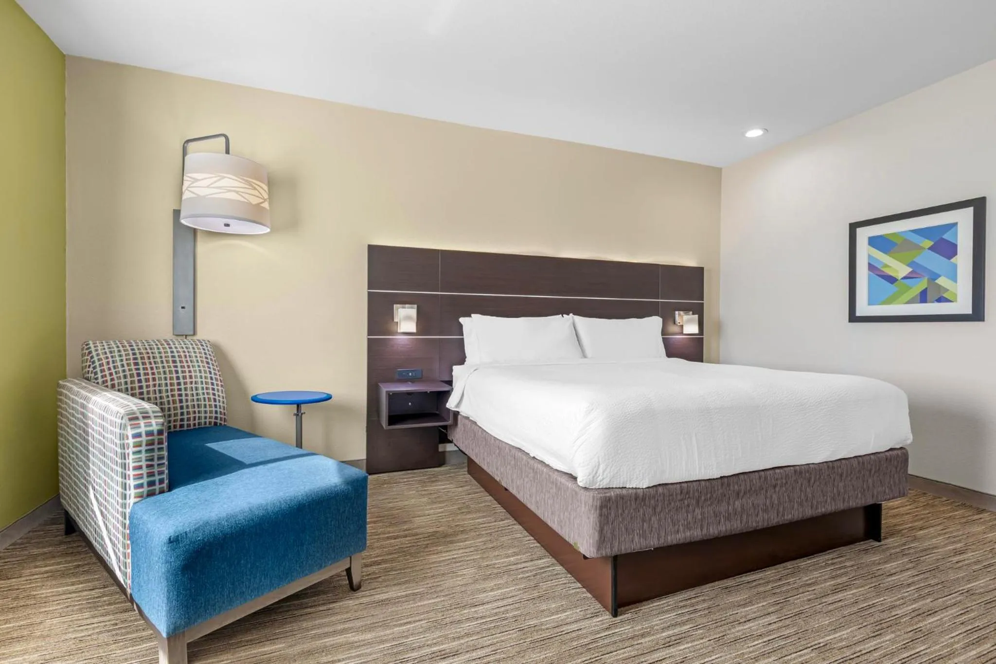 Photo of the whole room, Bed in Holiday Inn Express Hotel and Suites Fairfield-North by IHG