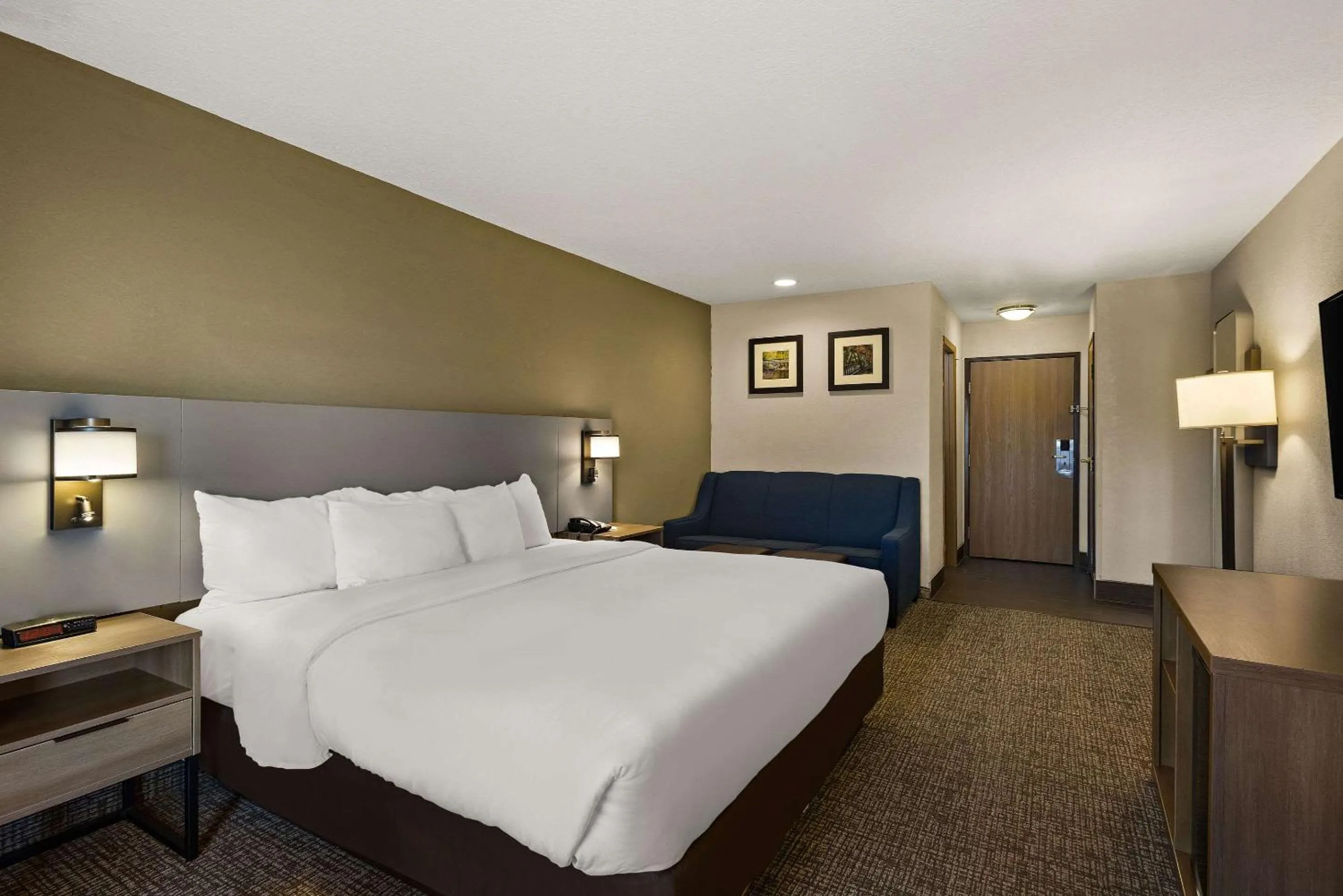 Bedroom, Bed in Comfort Inn Huntington Near University