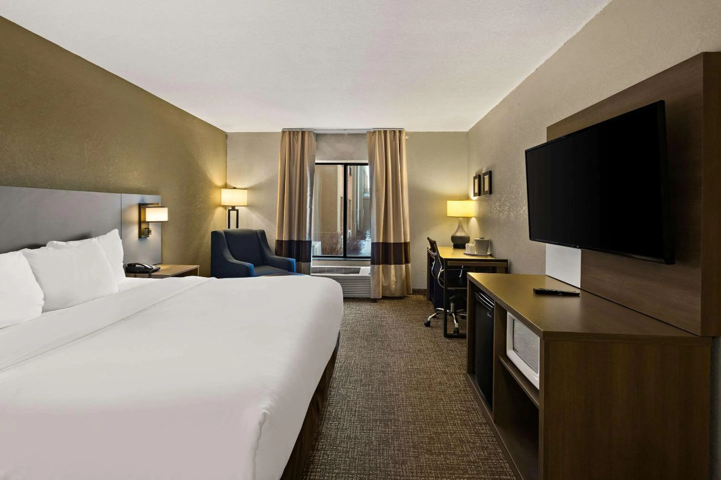 Bedroom, Bed in Comfort Inn Huntington Near University