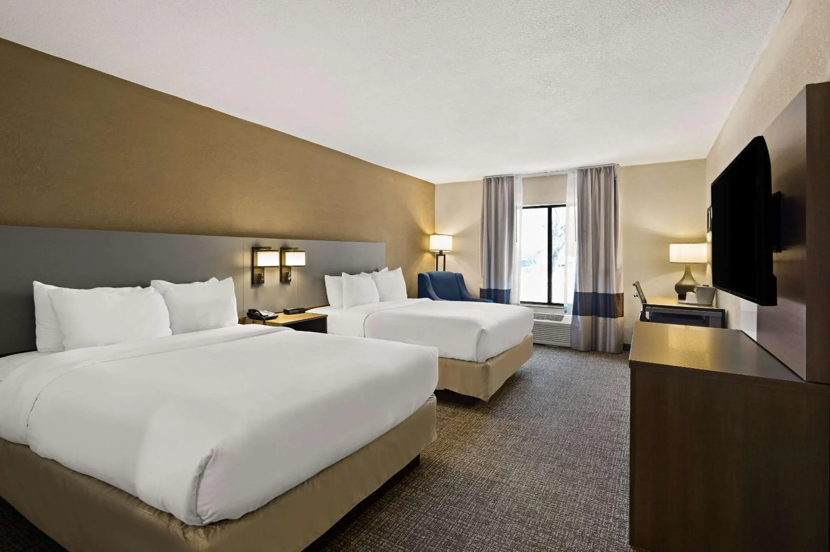 Queen Room with Two Queen Beds - Non-Smoking in Comfort Inn Huntington Near University Queen Room with Two Queen Beds - Non-Smoking in Comfort Inn Huntington Near University