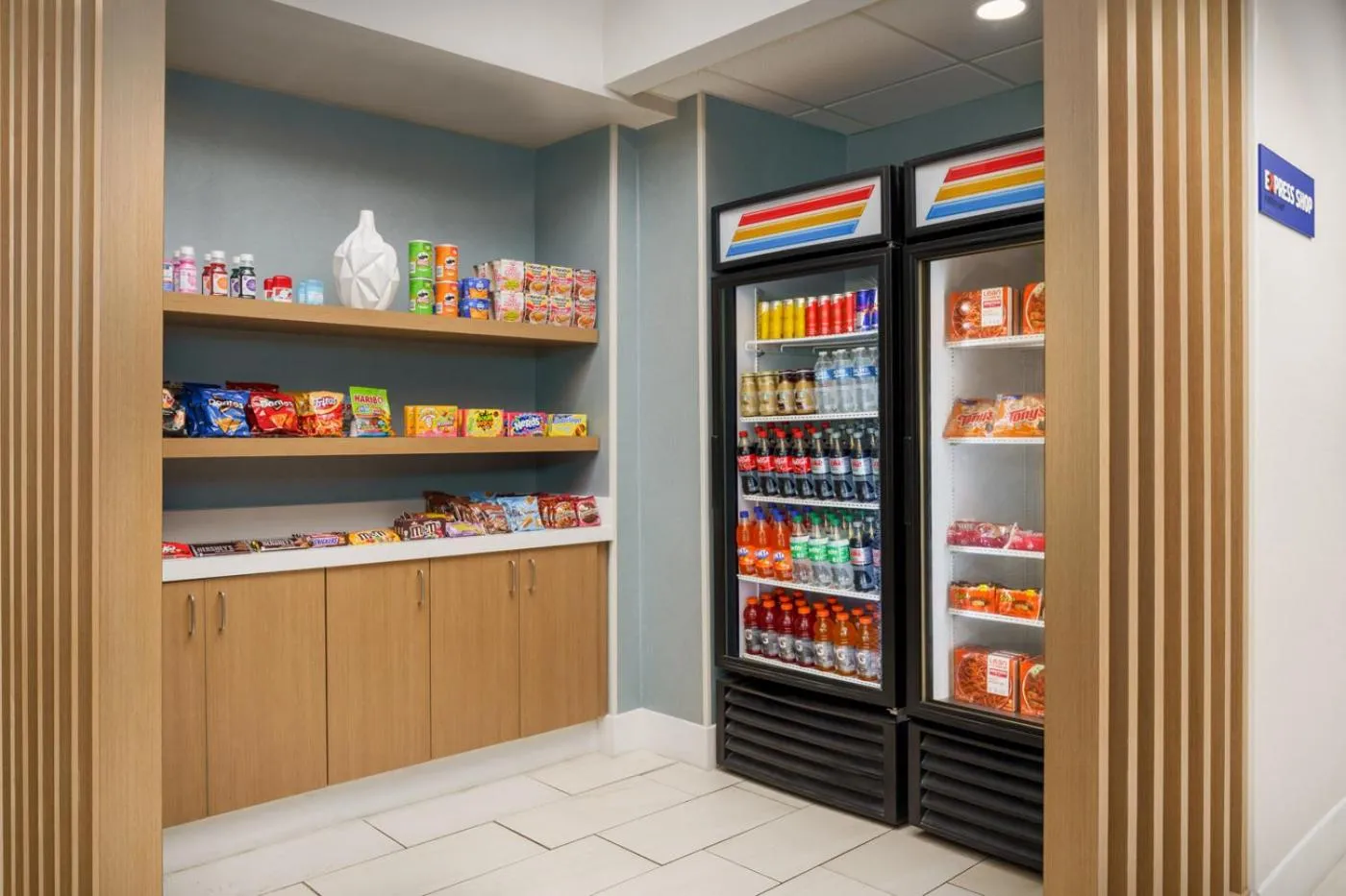 Food and drinks in Holiday Inn Express Irondequoit by IHG