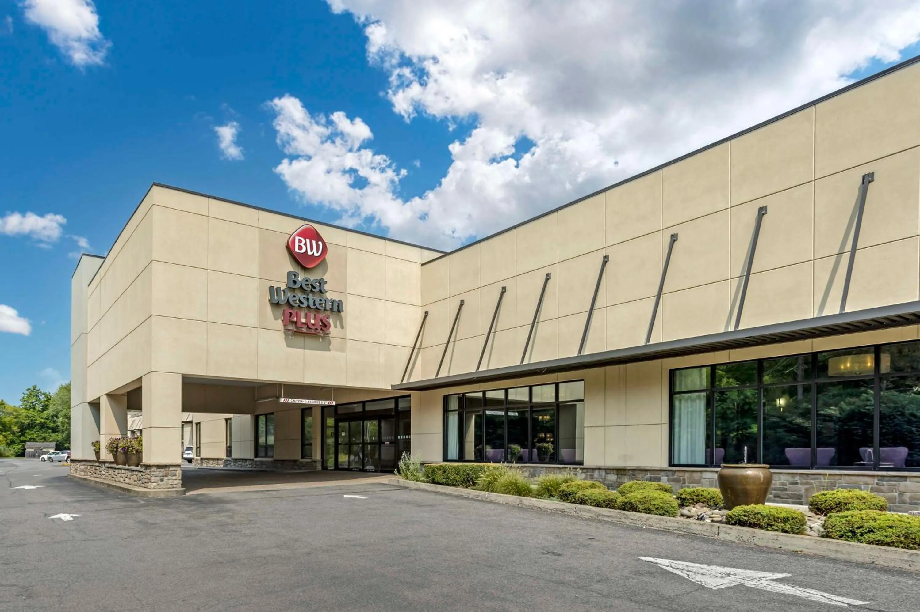 Property building in Best Western Plus Kingston Hotel and Conference Center