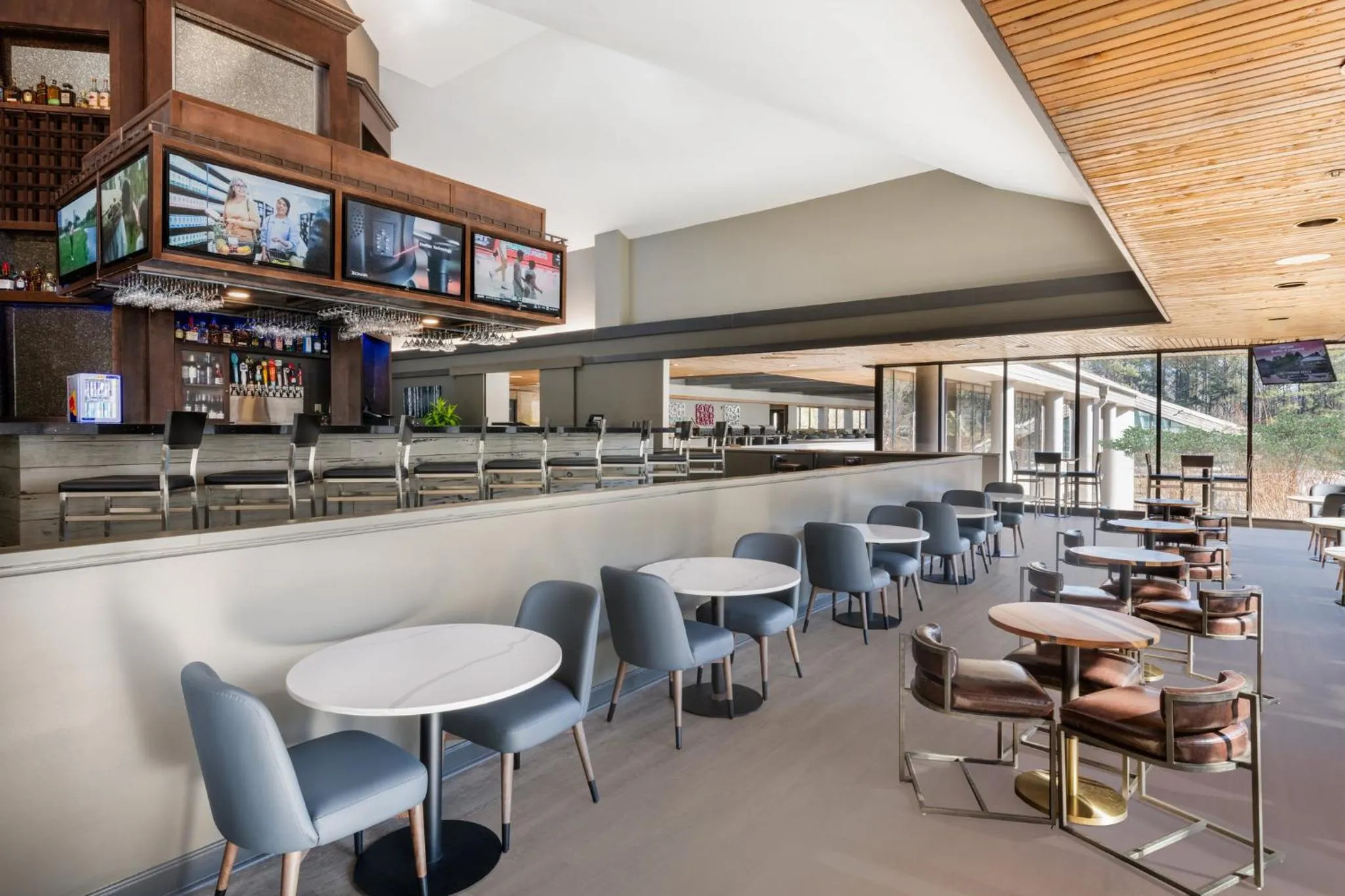 Lounge or bar in Crowne Plaza Atlanta SW - Peachtree City by IHG