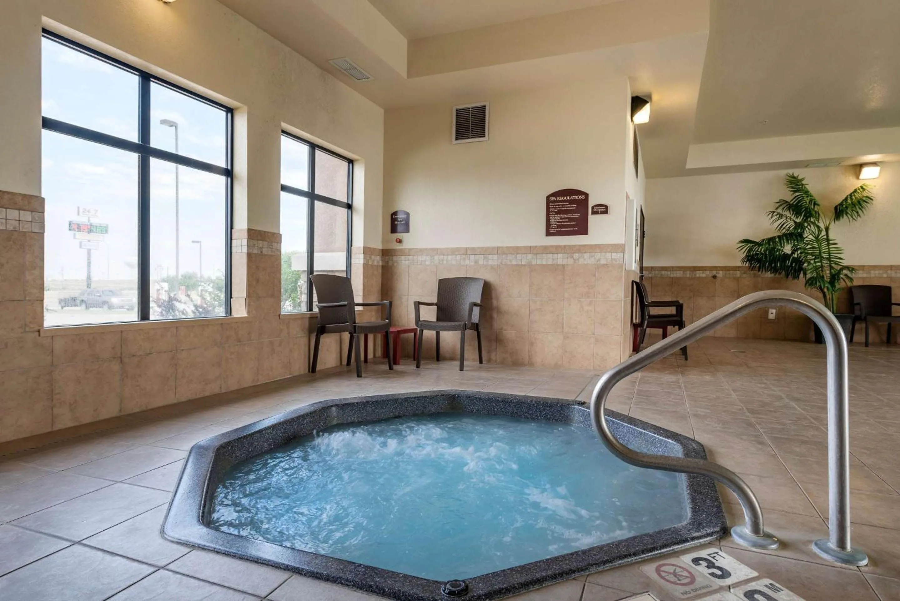 Swimming pool in Comfort Inn & Suites Goodland