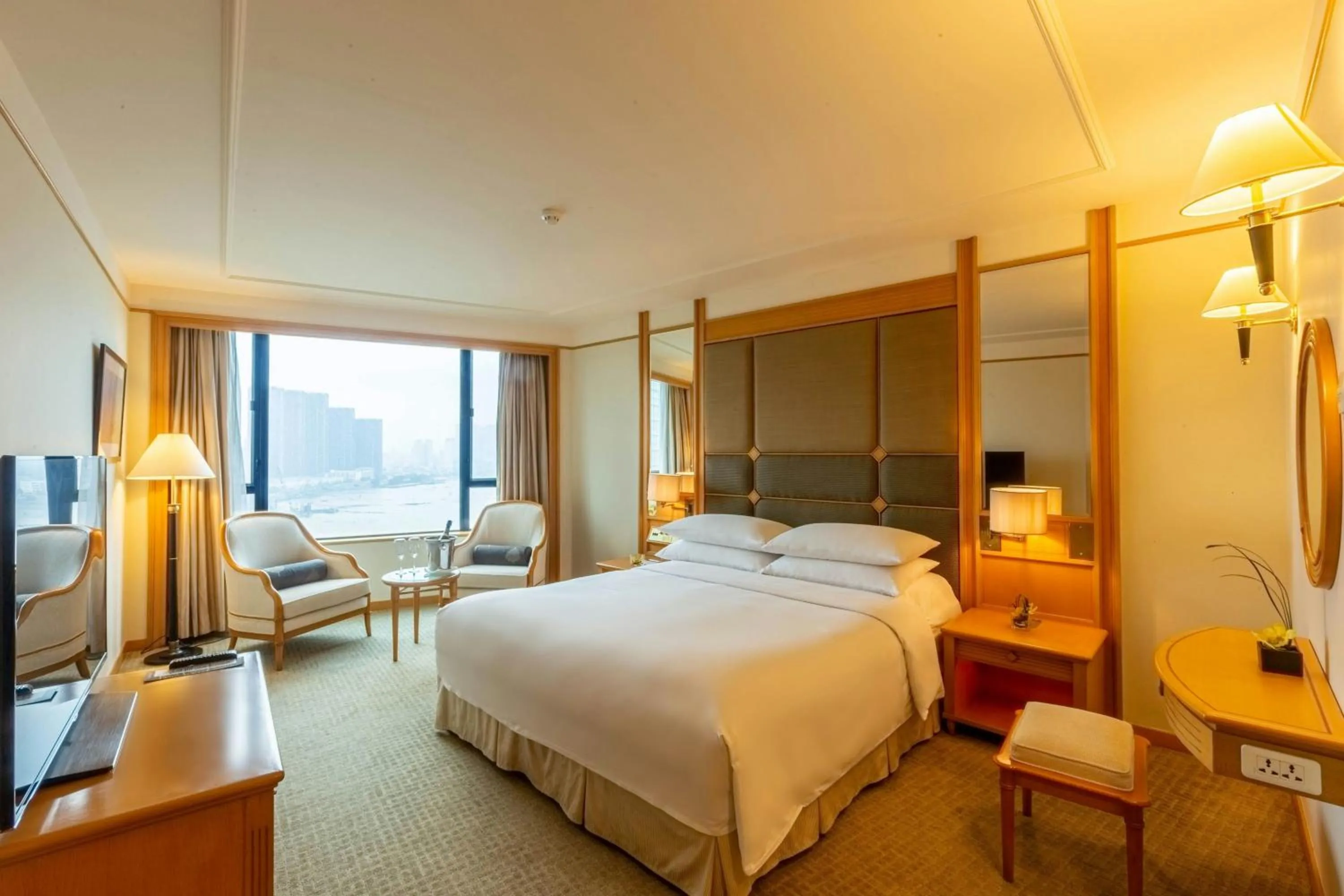 Bedroom, Bed in Renaissance Riverside Hotel Saigon