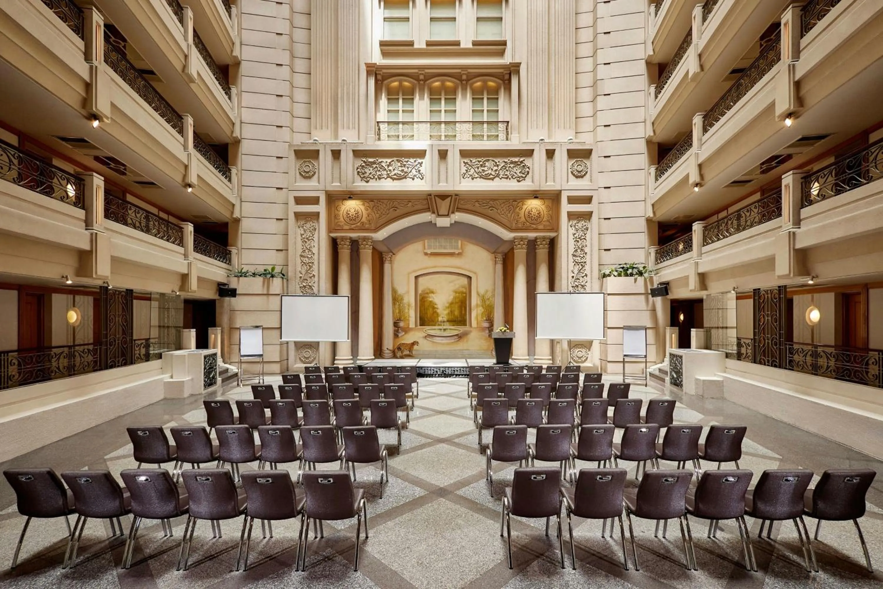 Lounge or bar in Renaissance Riverside Hotel Saigon