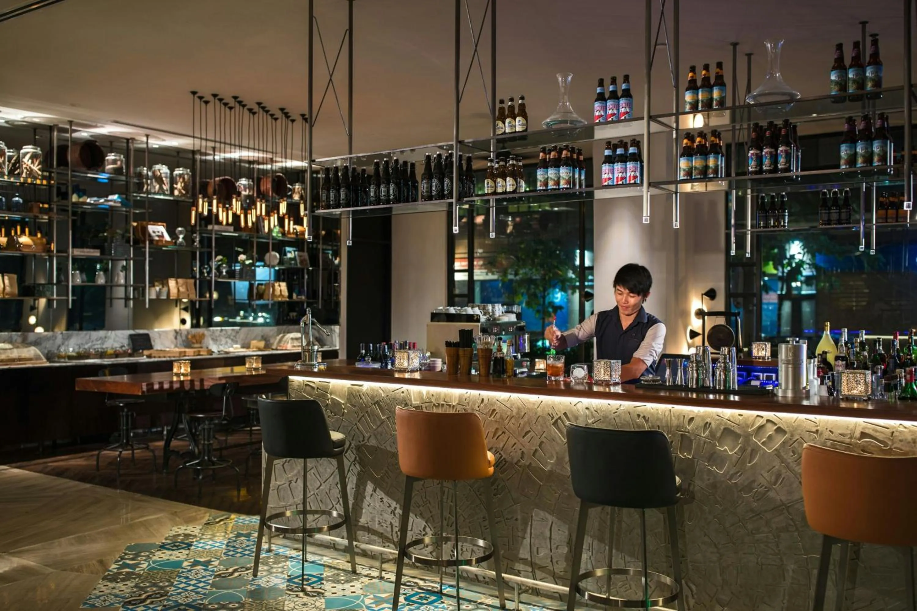Lounge or bar in Renaissance Riverside Hotel Saigon