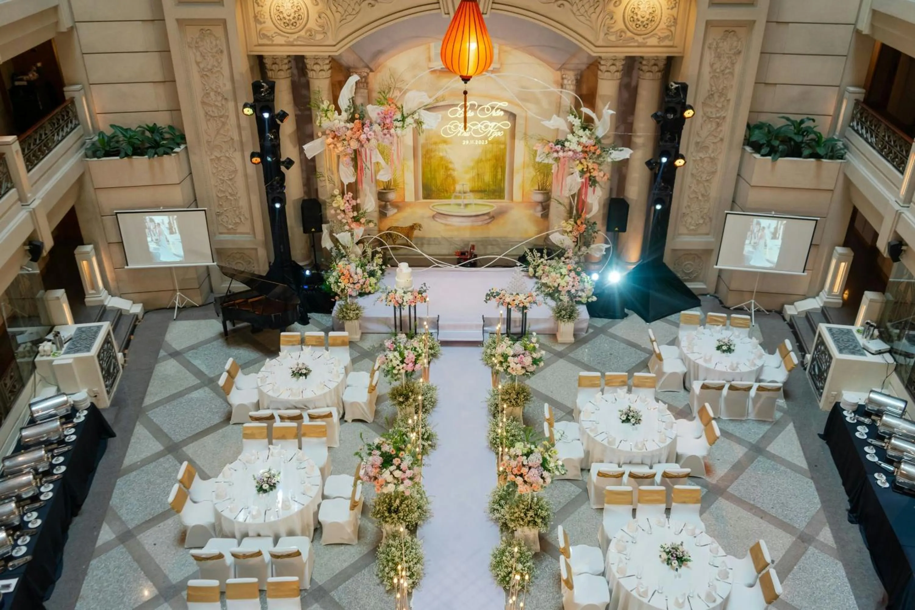 Lounge or bar in Renaissance Riverside Hotel Saigon