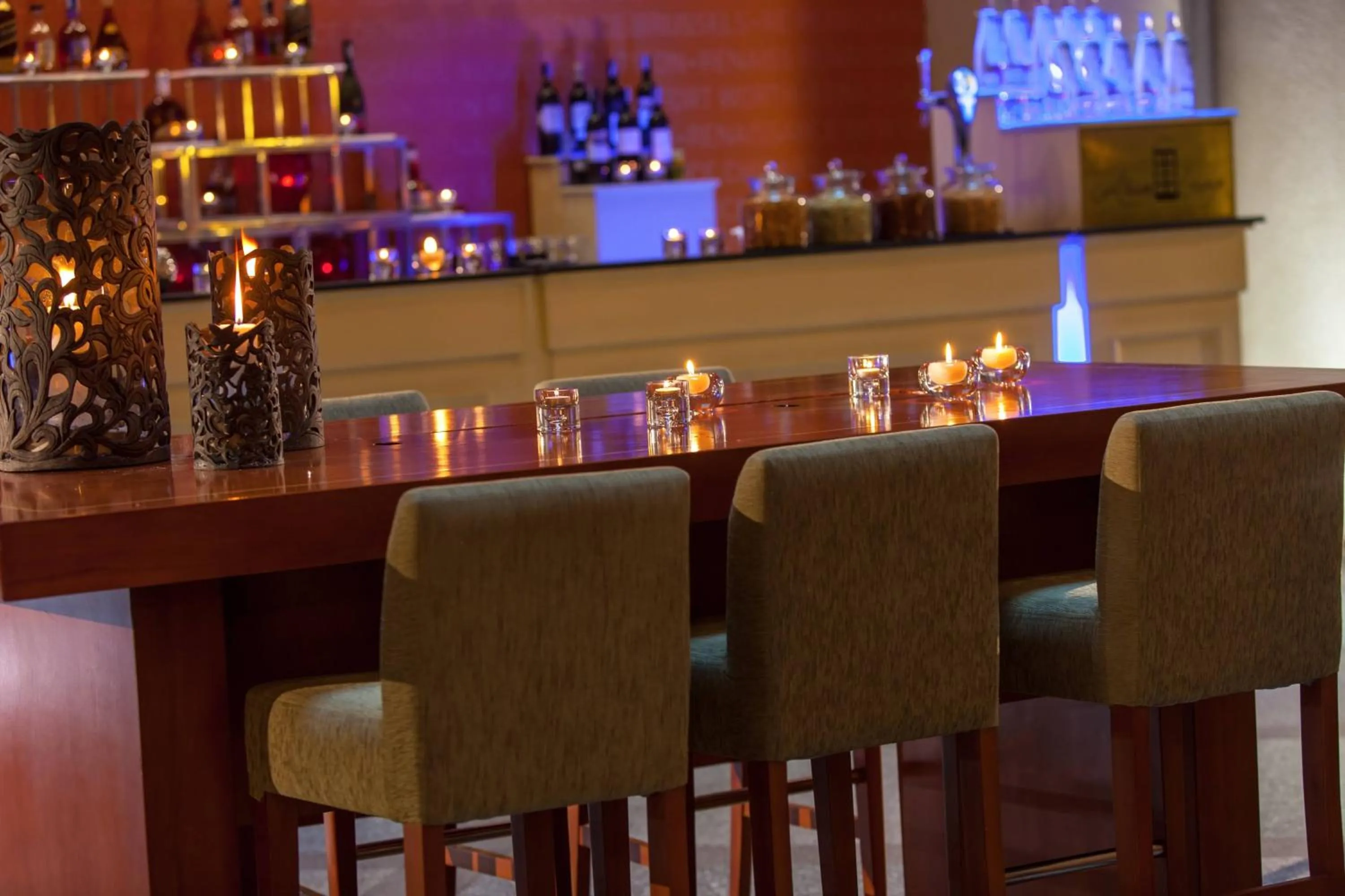 Lounge or bar in Renaissance Riverside Hotel Saigon