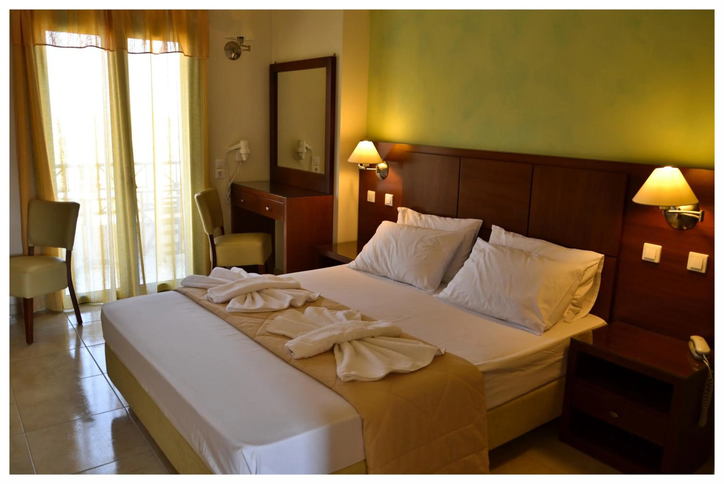 Photo of the whole room, Bed in Alex